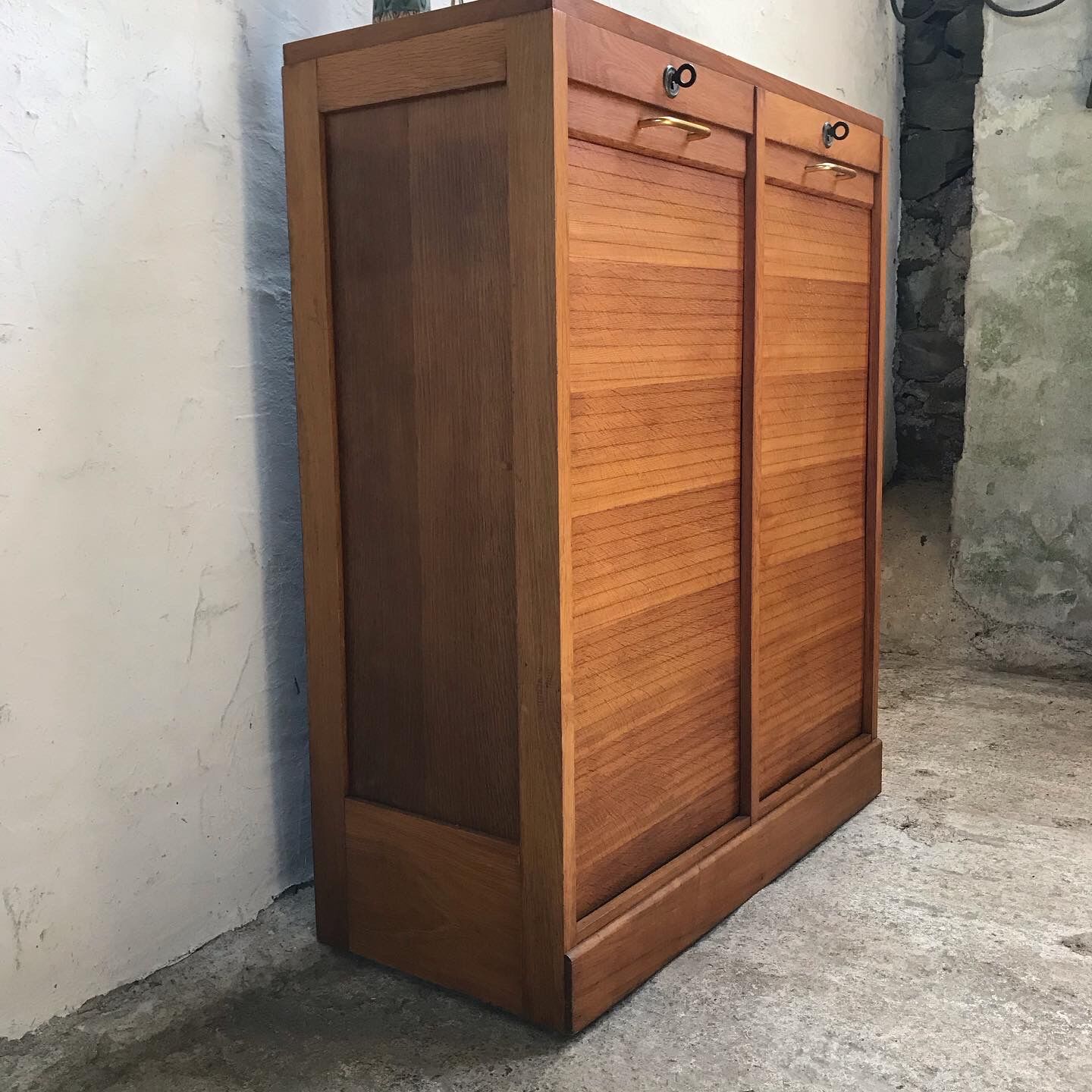 Curtain binder cabinet