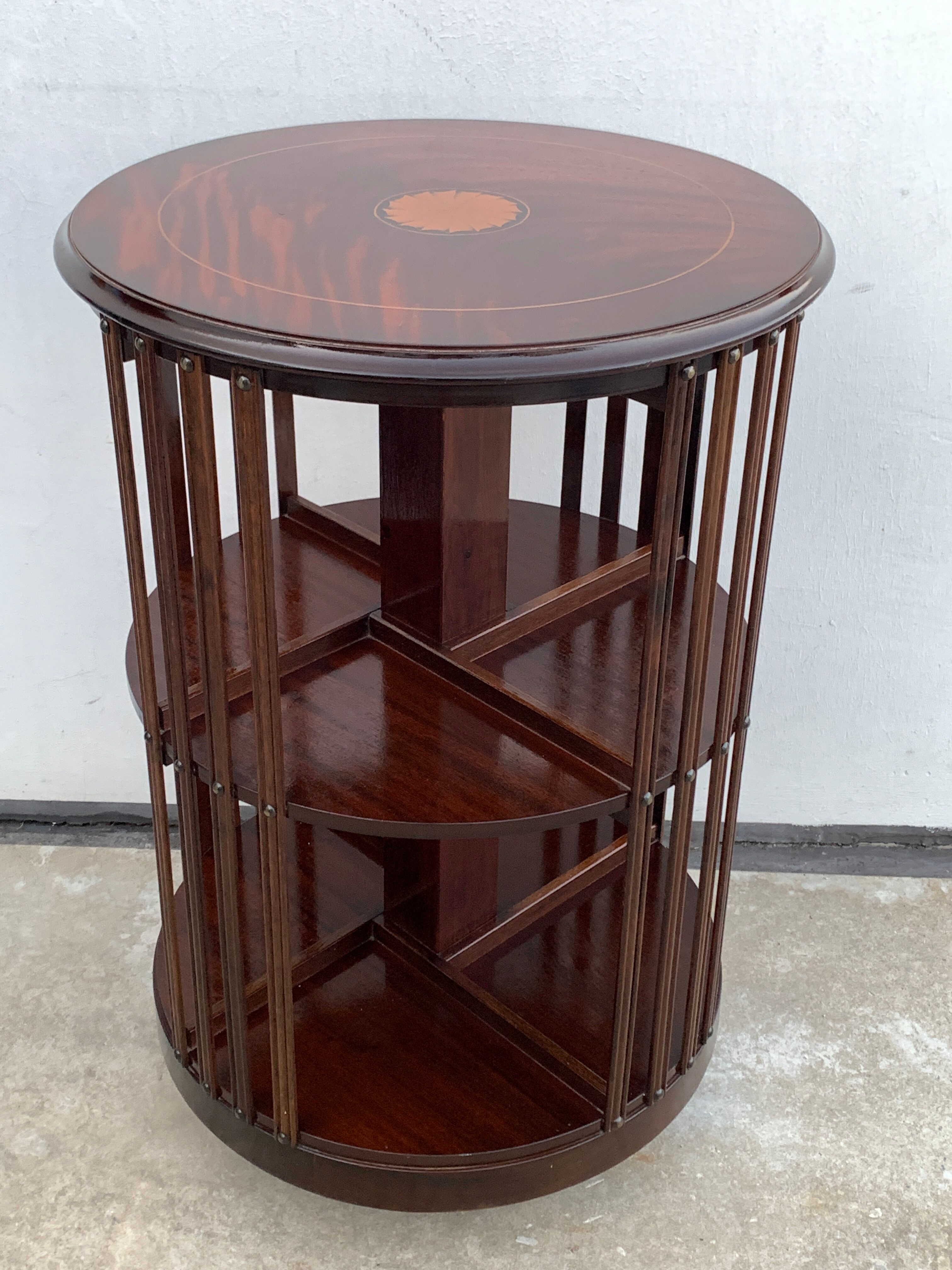 Bibliothèque bois contemporaine ronde tournante sur roulettes, style édouardien