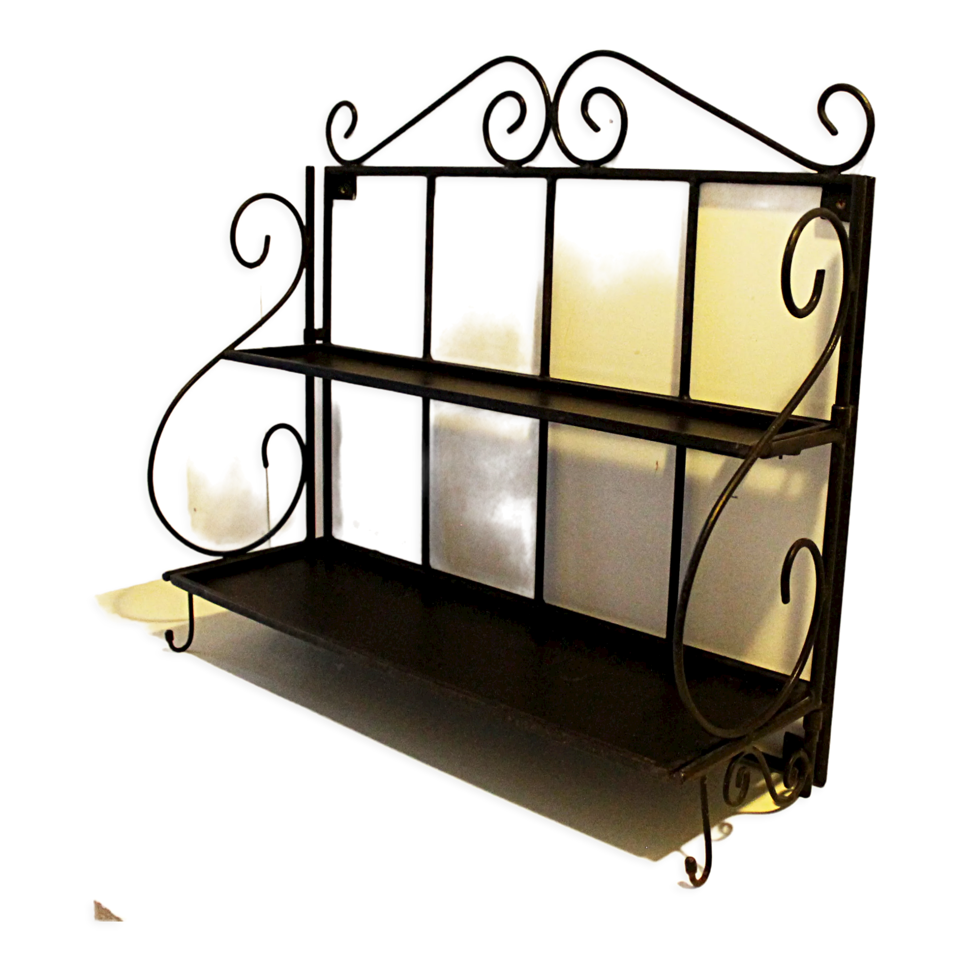 Wall-mounted or table-mounted wrought iron shelf