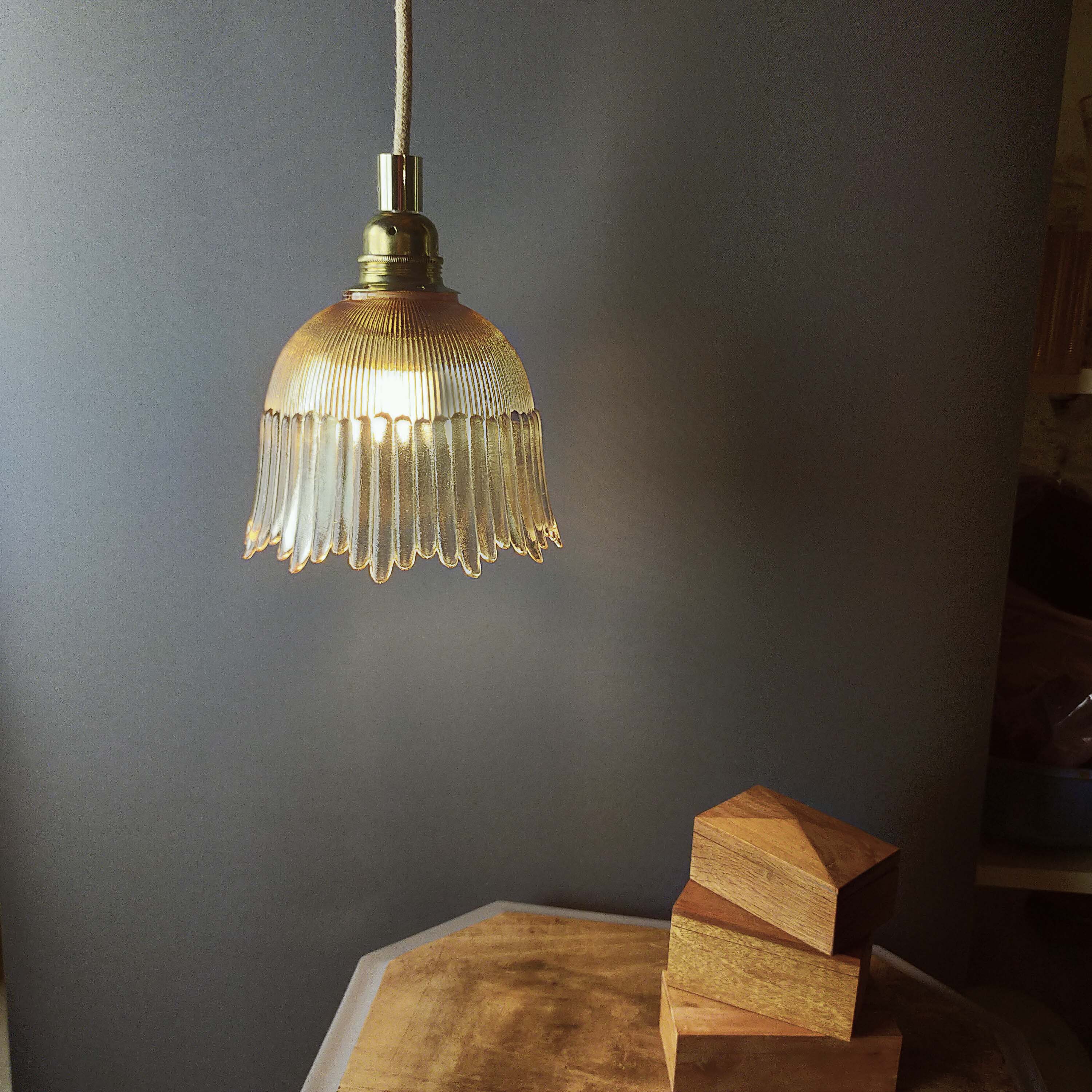 Gold glass suspension