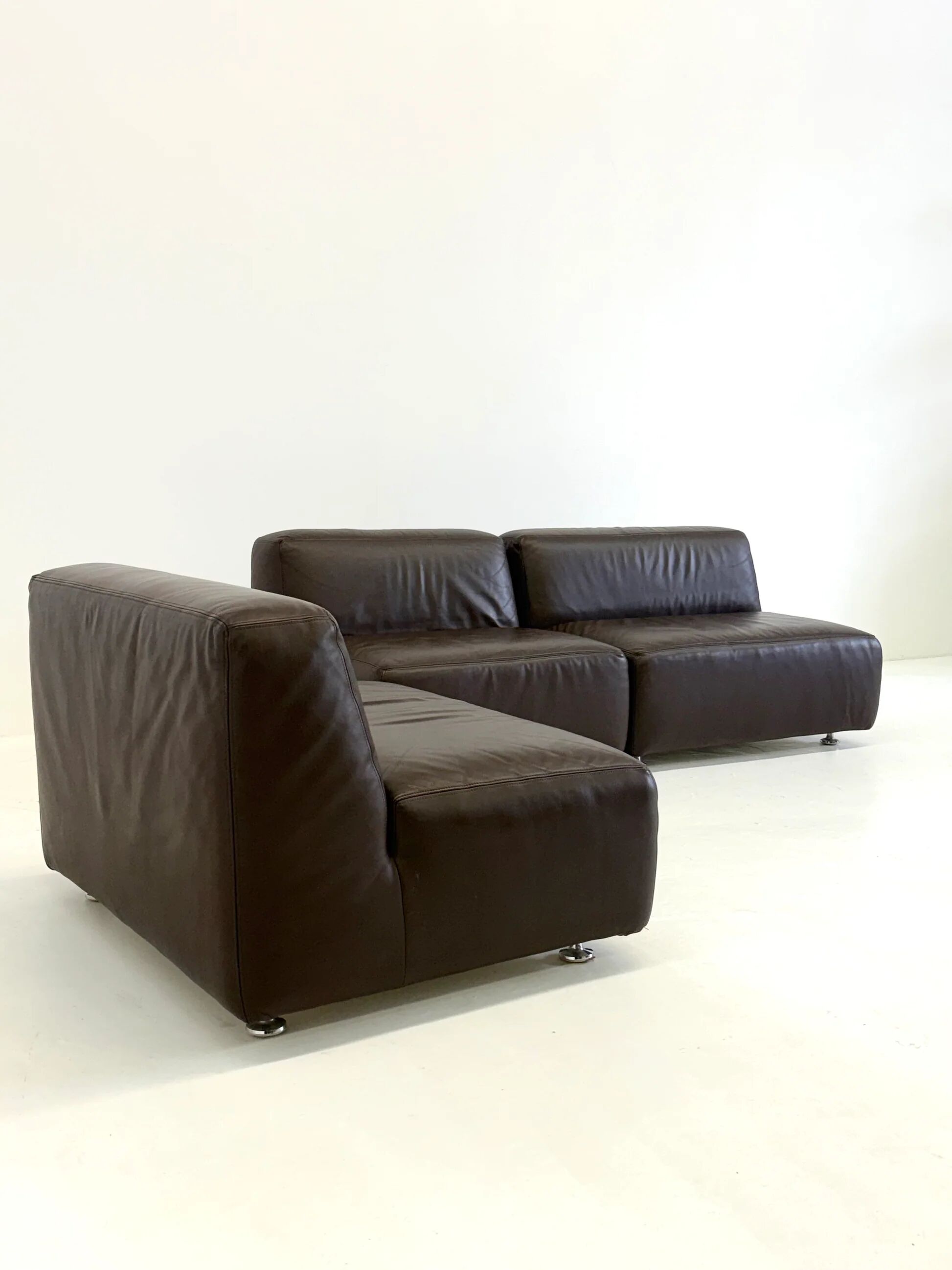 Ensemble de 3 canapés / fauteuils modulaires vintage de style spatial en cuir marron foncé.