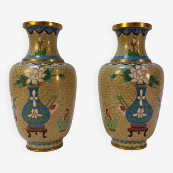 Paire de petits vases cloisonnés au décor polychrome japonisant