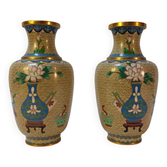 Paire de petits vases cloisonnés au décor polychrome japonisant