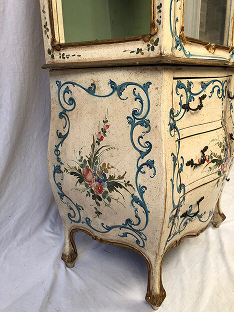 Venetian-style showcase chest of drawers in lacquered wood with flower painted decoration