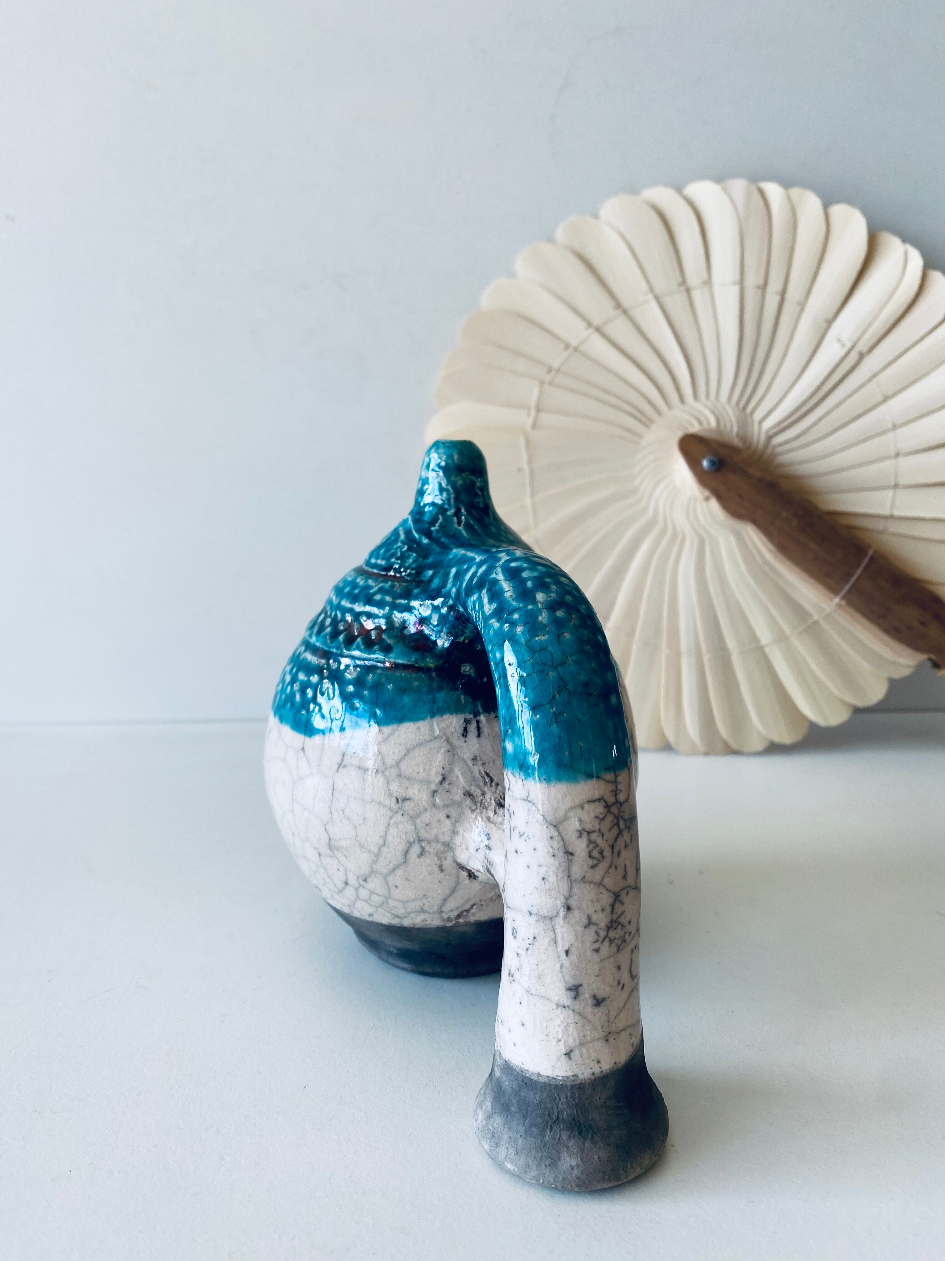 Poterie en terre cuite émaillée bleu et crème