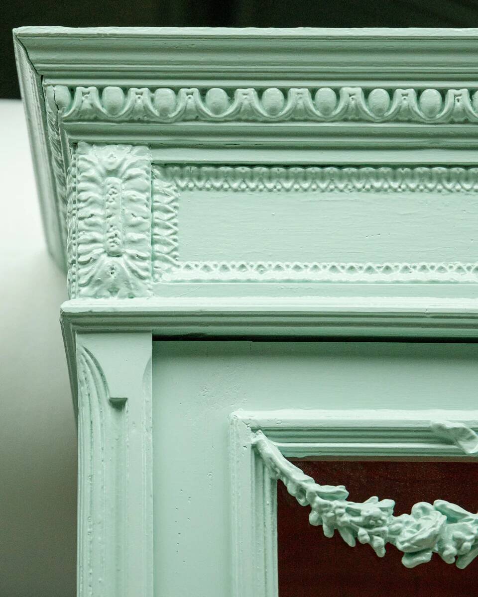 Vitrine à porte vitrée vert menthe de style Louis XVI