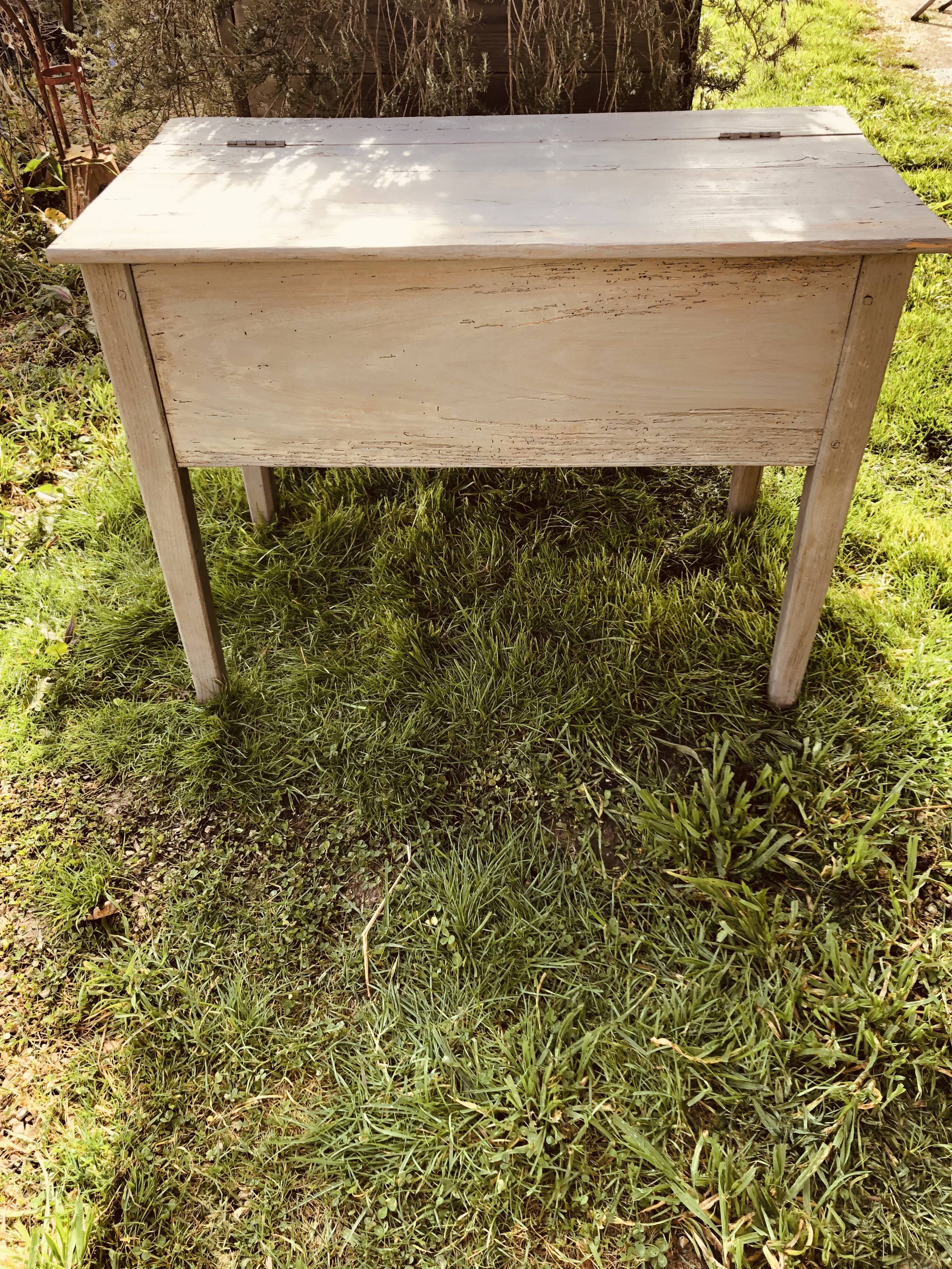 Wooden companion drainer with patina