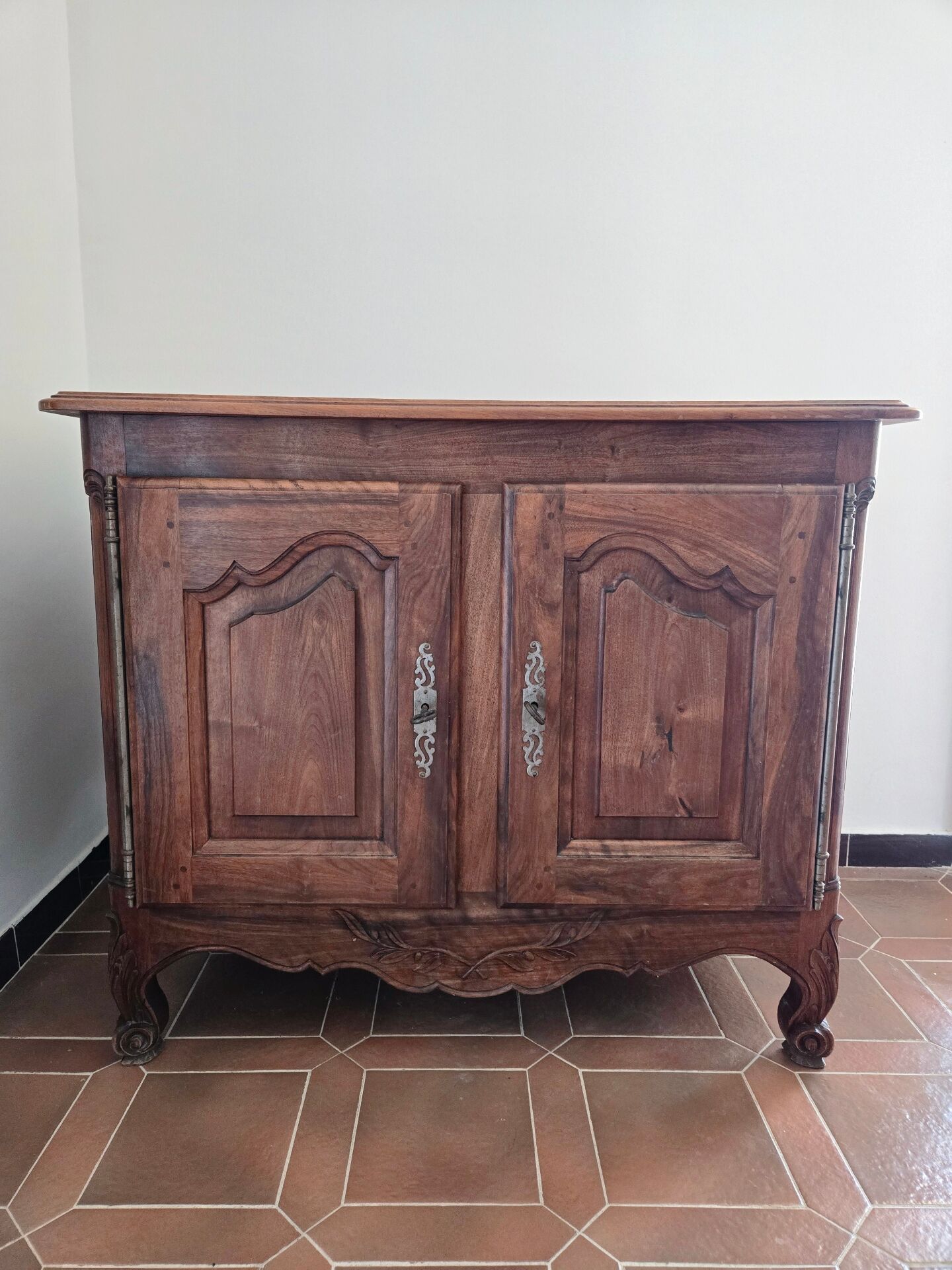 Antique Louis XV style buffet in solid wood.