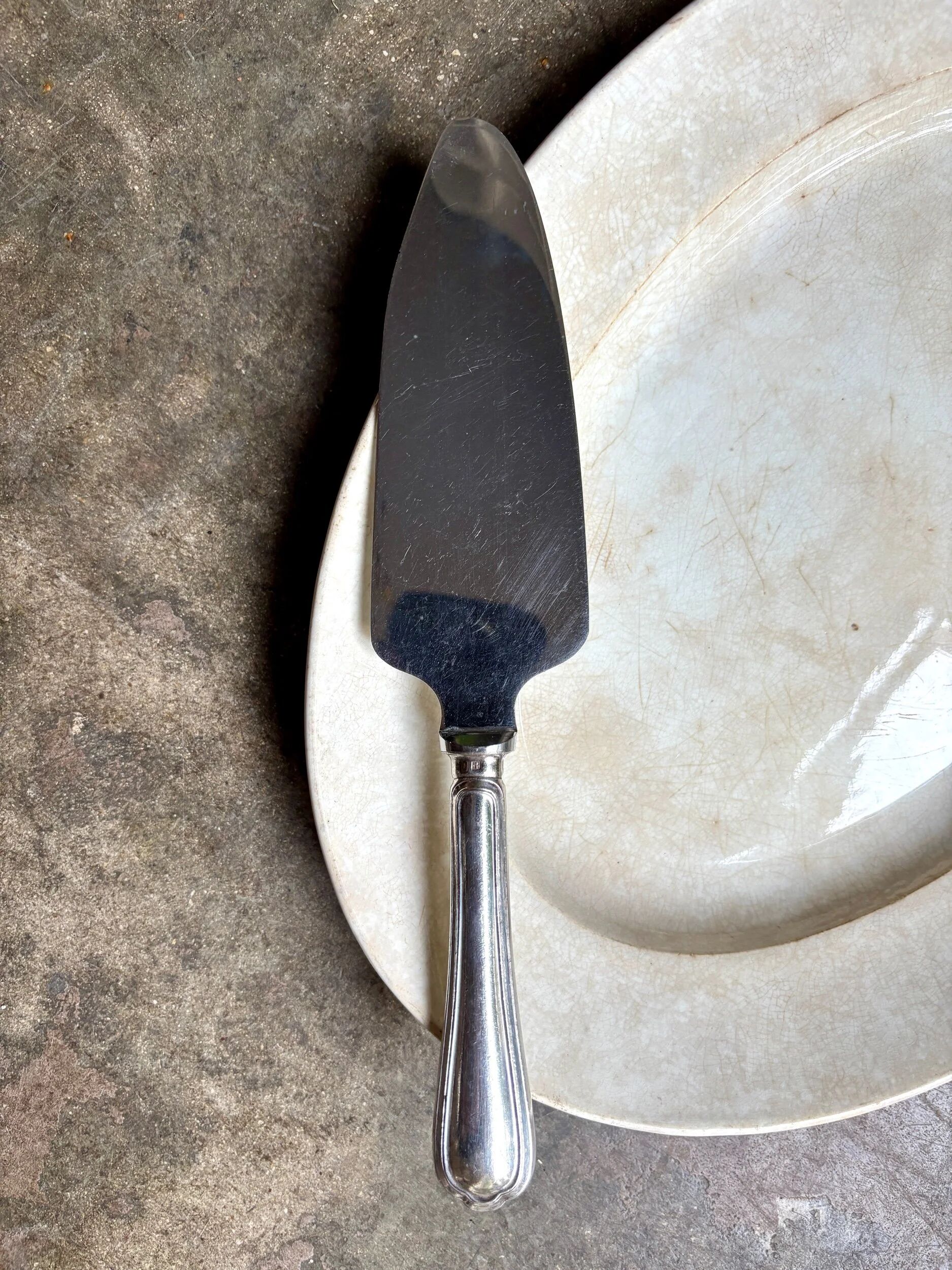 Christofle silver-plated pie server, "Spatours" pattern.
