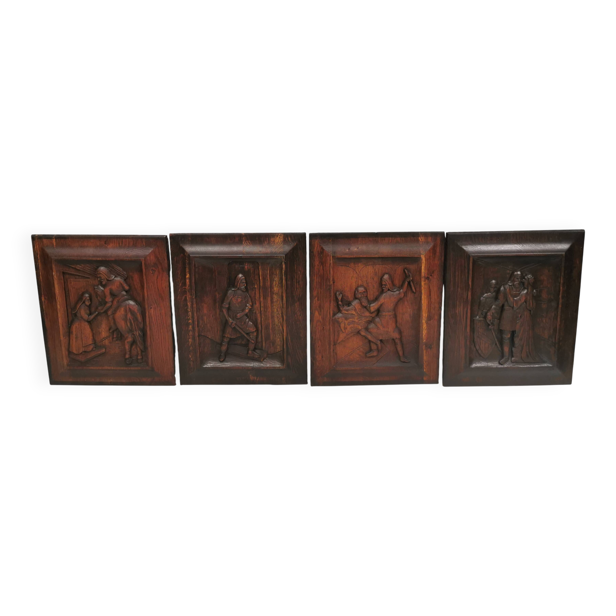 Quatre anciennes sculptures en bois à accrocher au mur.