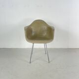 Chaise en fibre de verre DAX de Eames Herman Miller en vert écume de mer