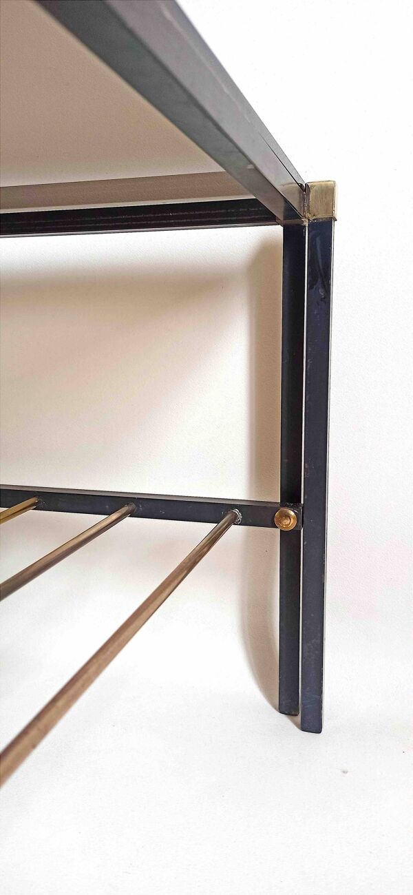 Table basse porte revue Années 60 verre fumé métal et laiton Largeur 94,2 cm