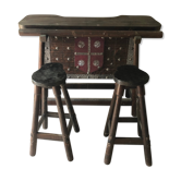 Meuble bar style médiéval et deux tabourets