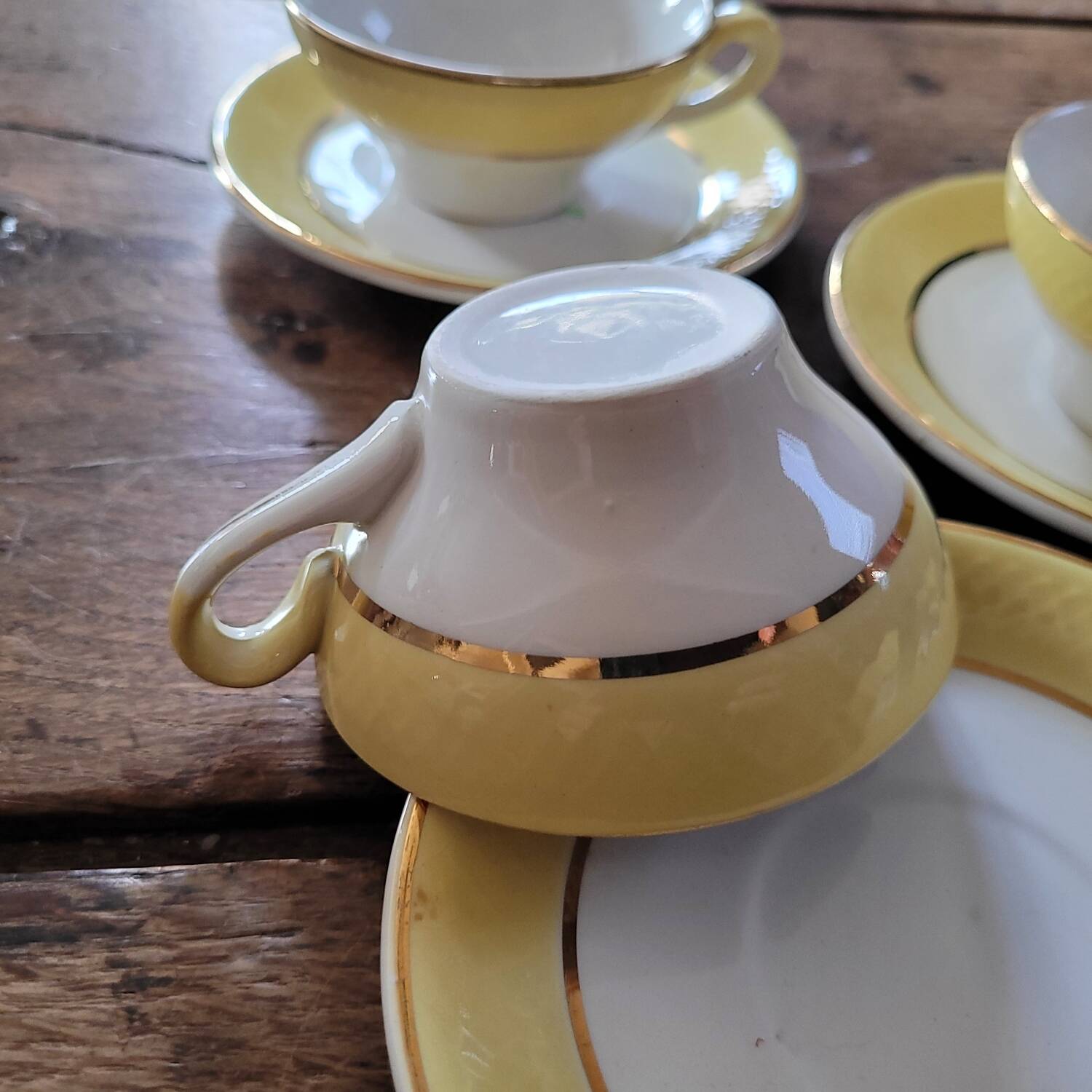 Yellow cups and saucers – 1950s–60s
Yellow cups and saucers –