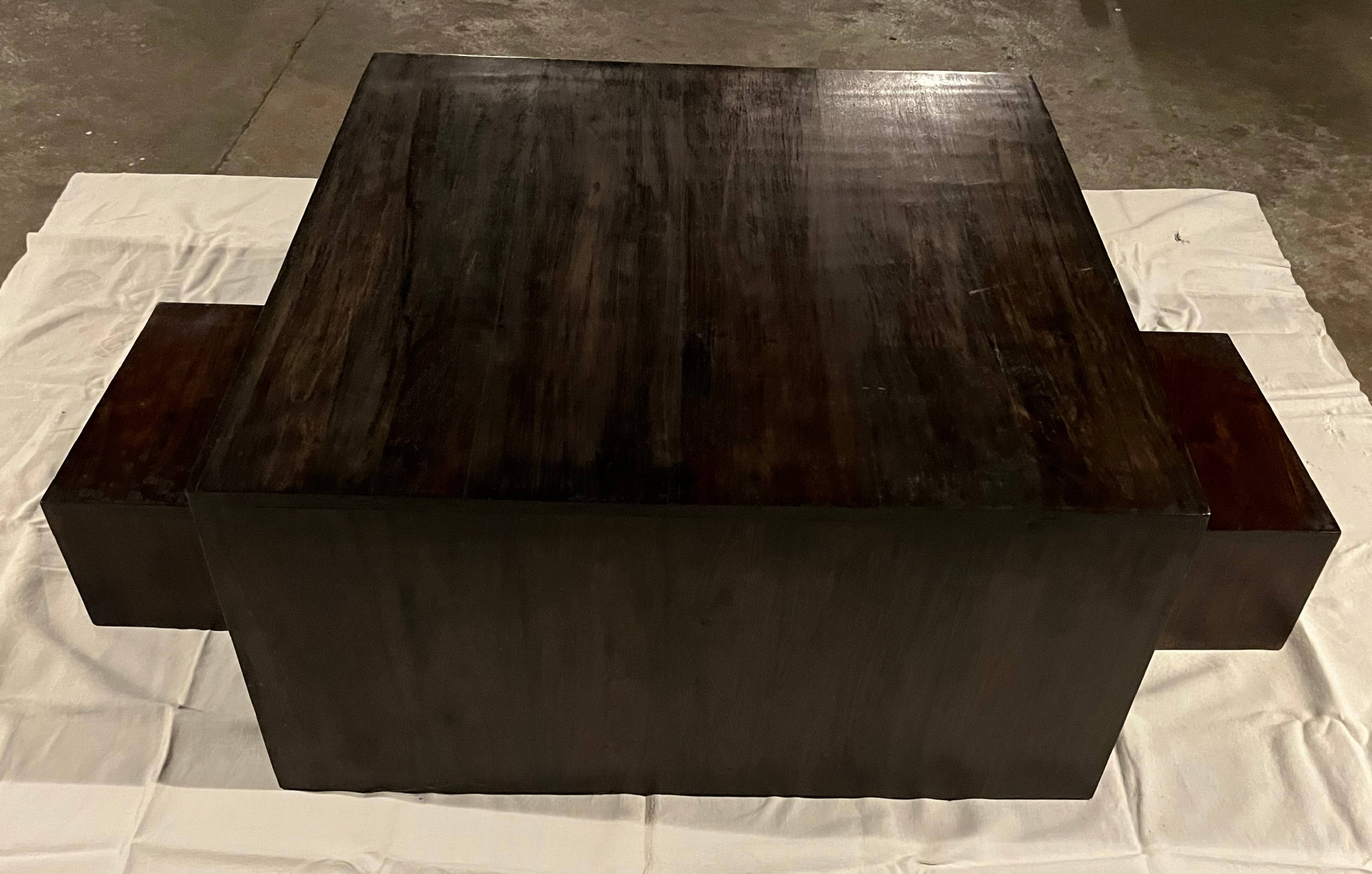 Table basse et 2 tabourets en bois foncé