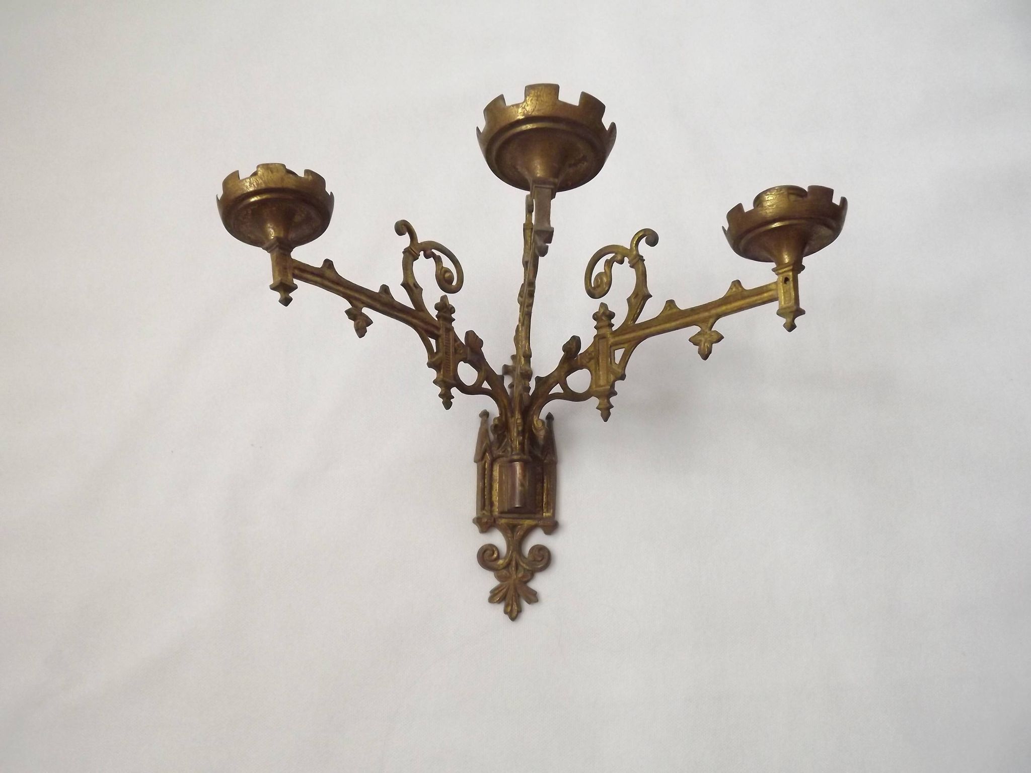 Ensemble élégant de trois appliques murales en bronze doré de style gothique français.