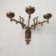 Ensemble élégant de trois appliques murales en bronze doré de style gothique français.