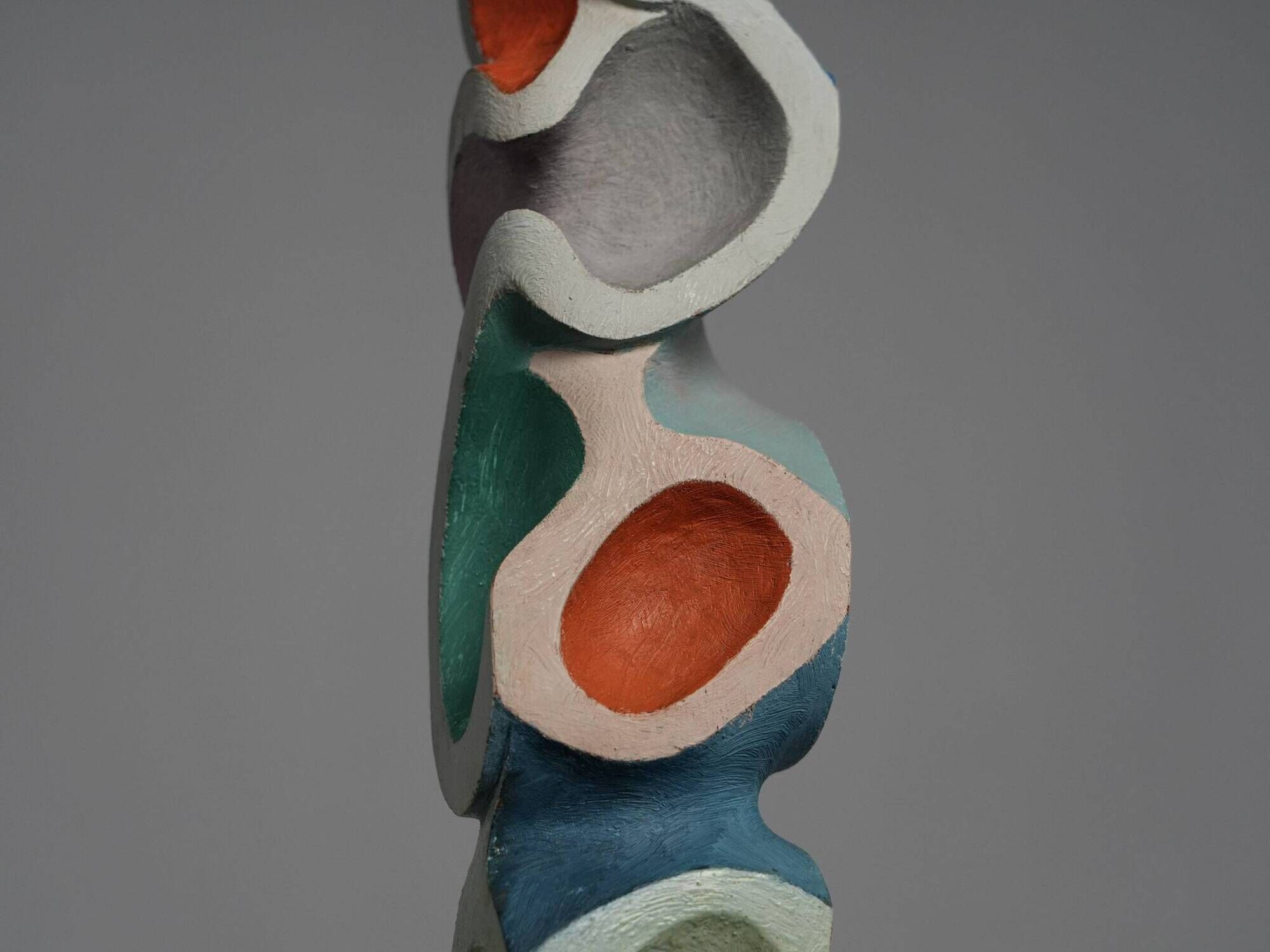 Sculpture en bois polychrome abstraite, attribuée à Ivan Stoyanov, Bulgarie, 1981