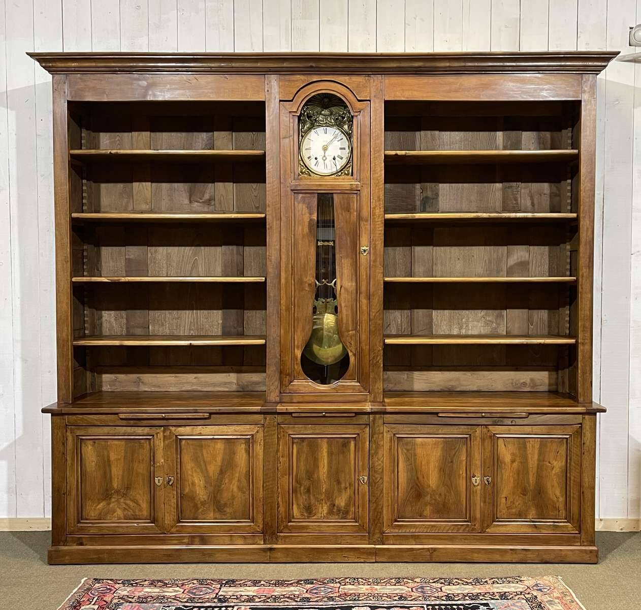 Library in walnut and oak from the early 20th century with its central clock.