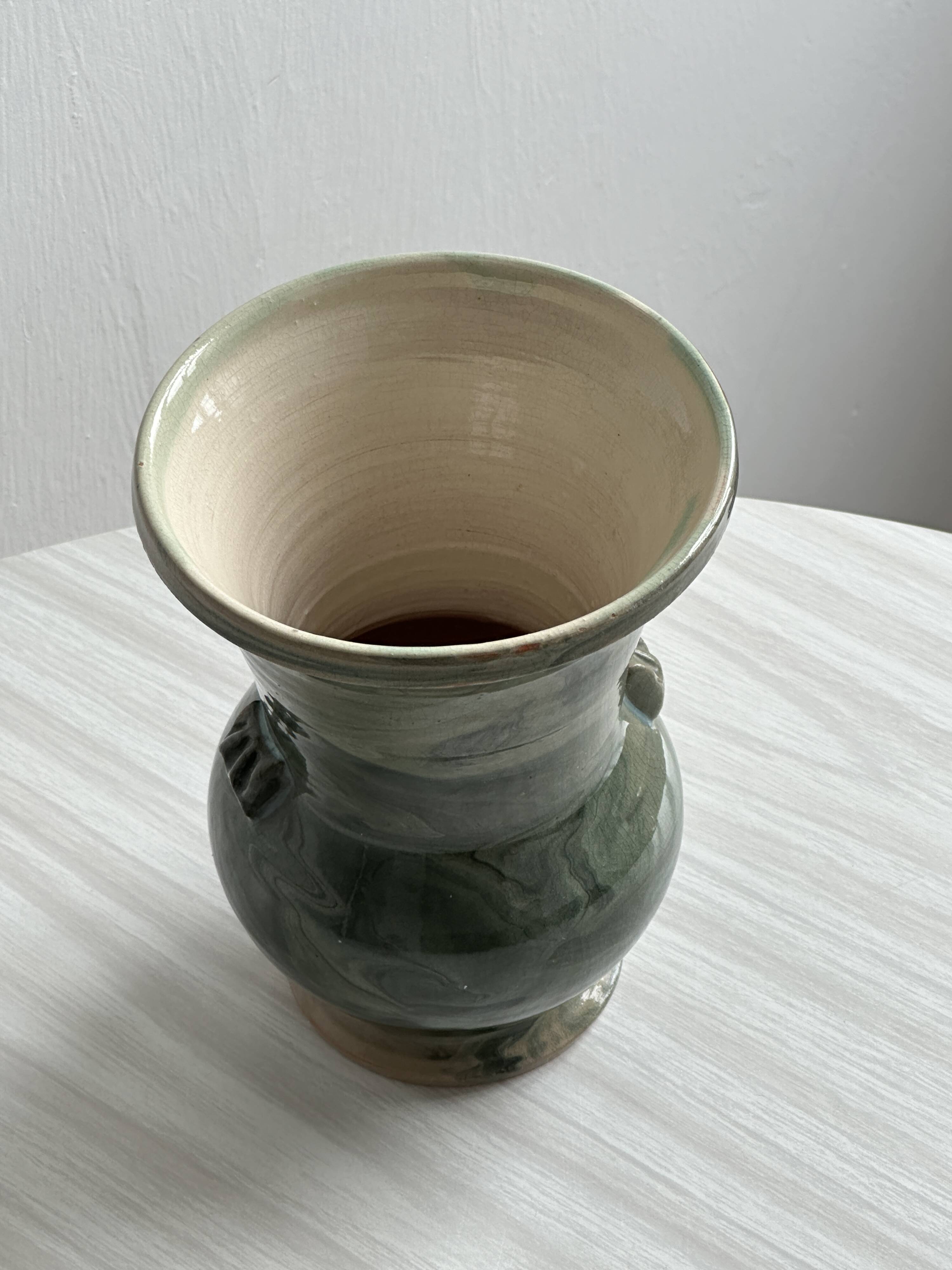 Vase en céramique signé.