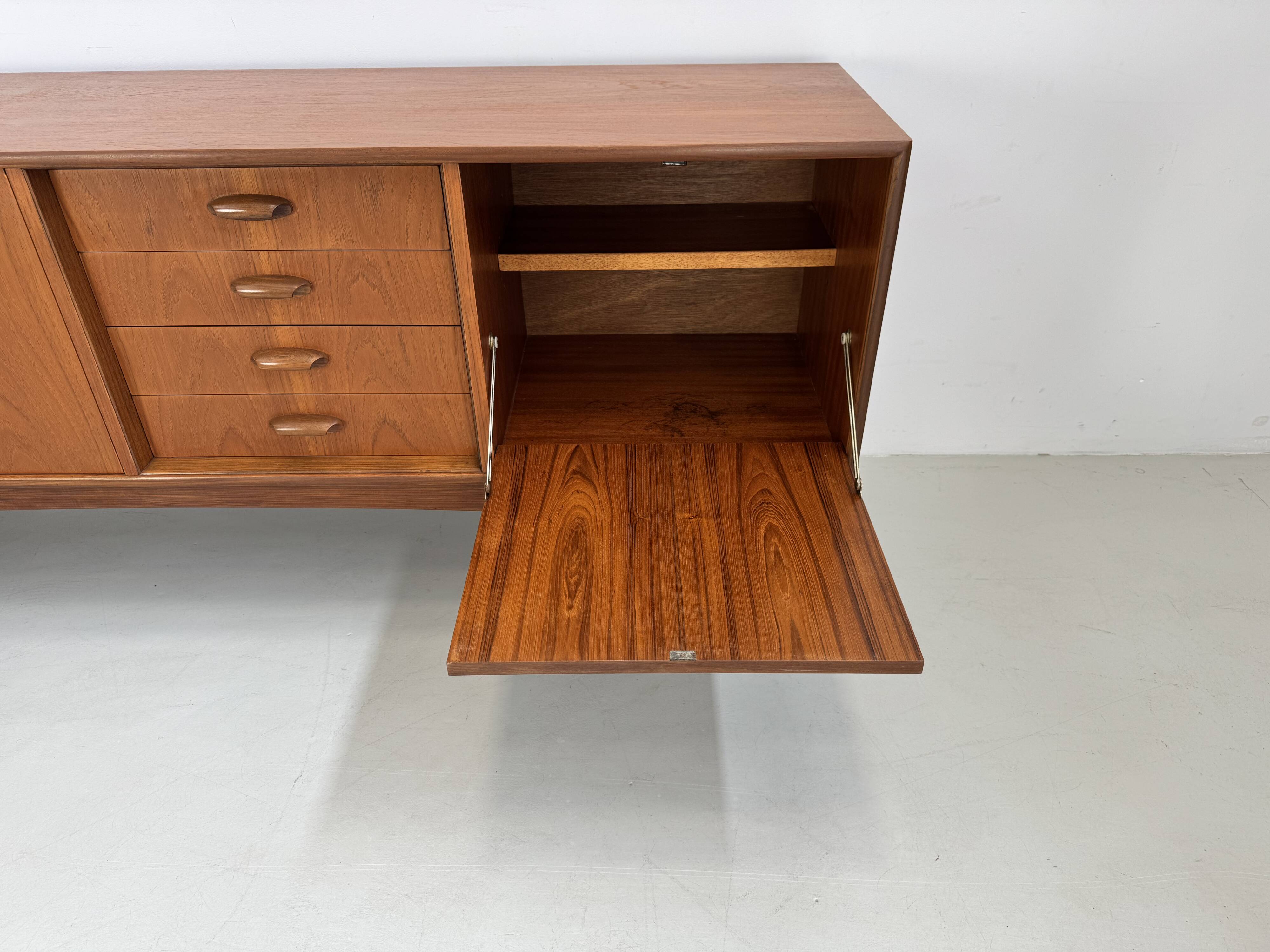 Vintage dressoir van G-Plan design Victor Wilkins uit de "Brasilia"