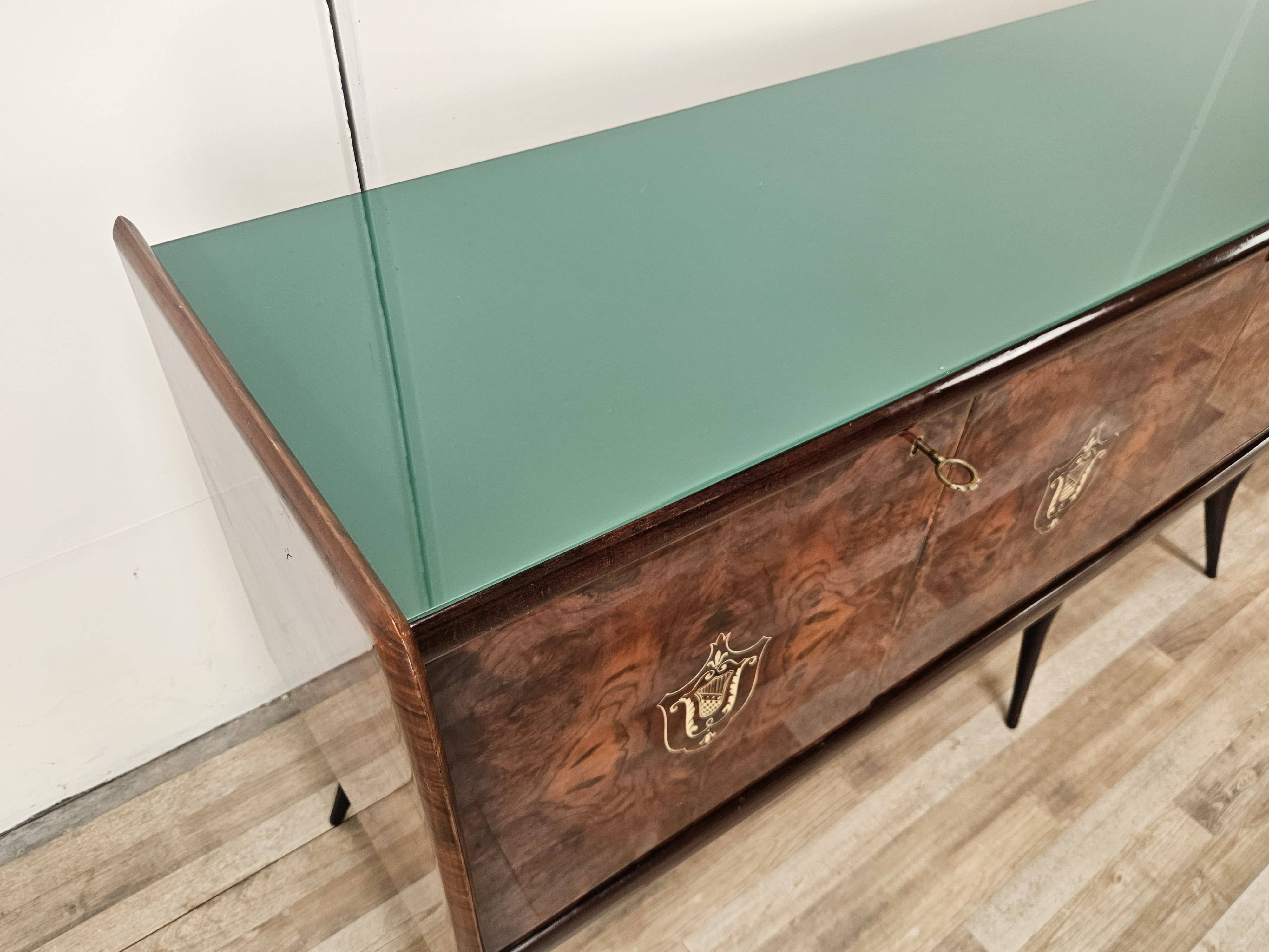 Buffet en acajou du milieu du siècle avec verre teal et compartiments avec tiroir.