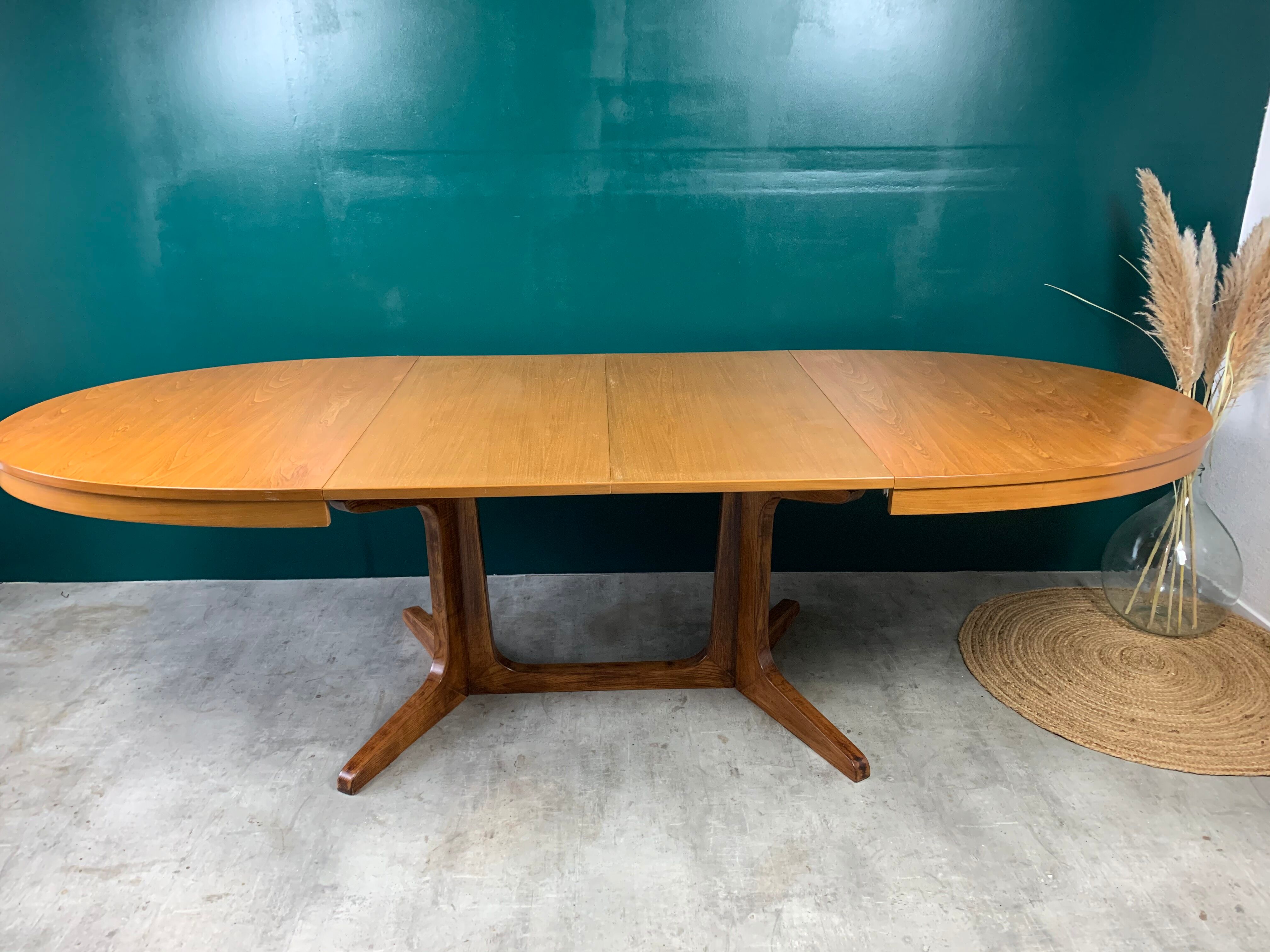 Extendable oval table