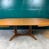 Extendable oval table