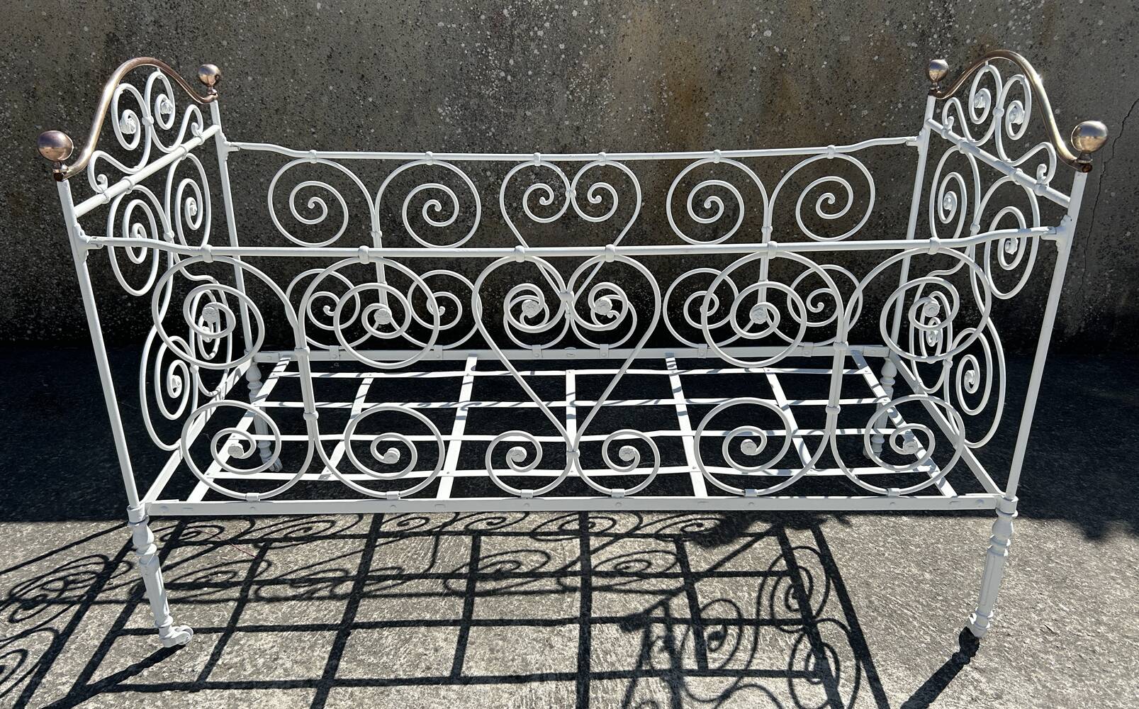 Lit banquette, wrought iron and copper, romantic Napoleonic III style, late 19th century.