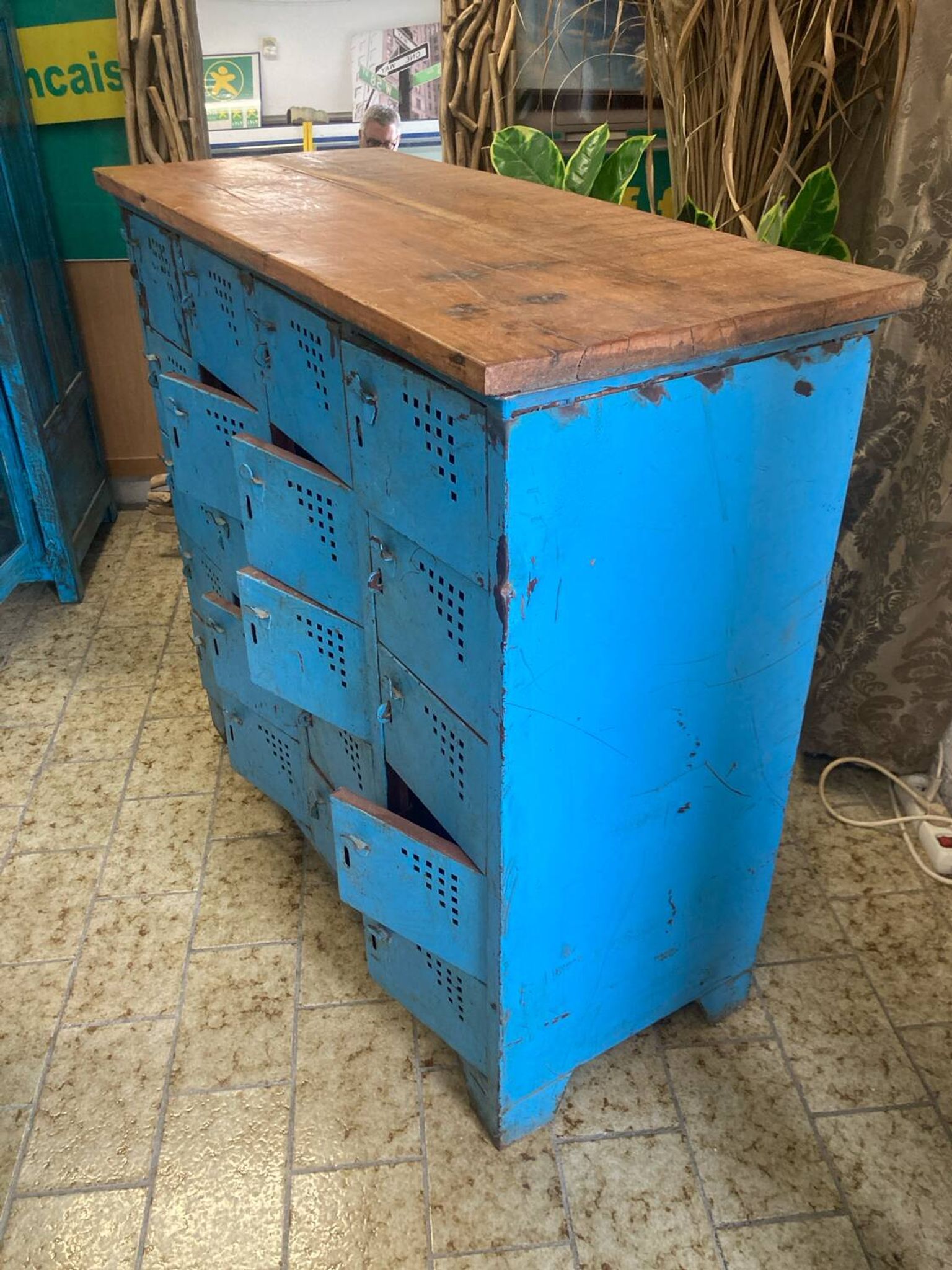 Workshop furniture with 20 blue lockers