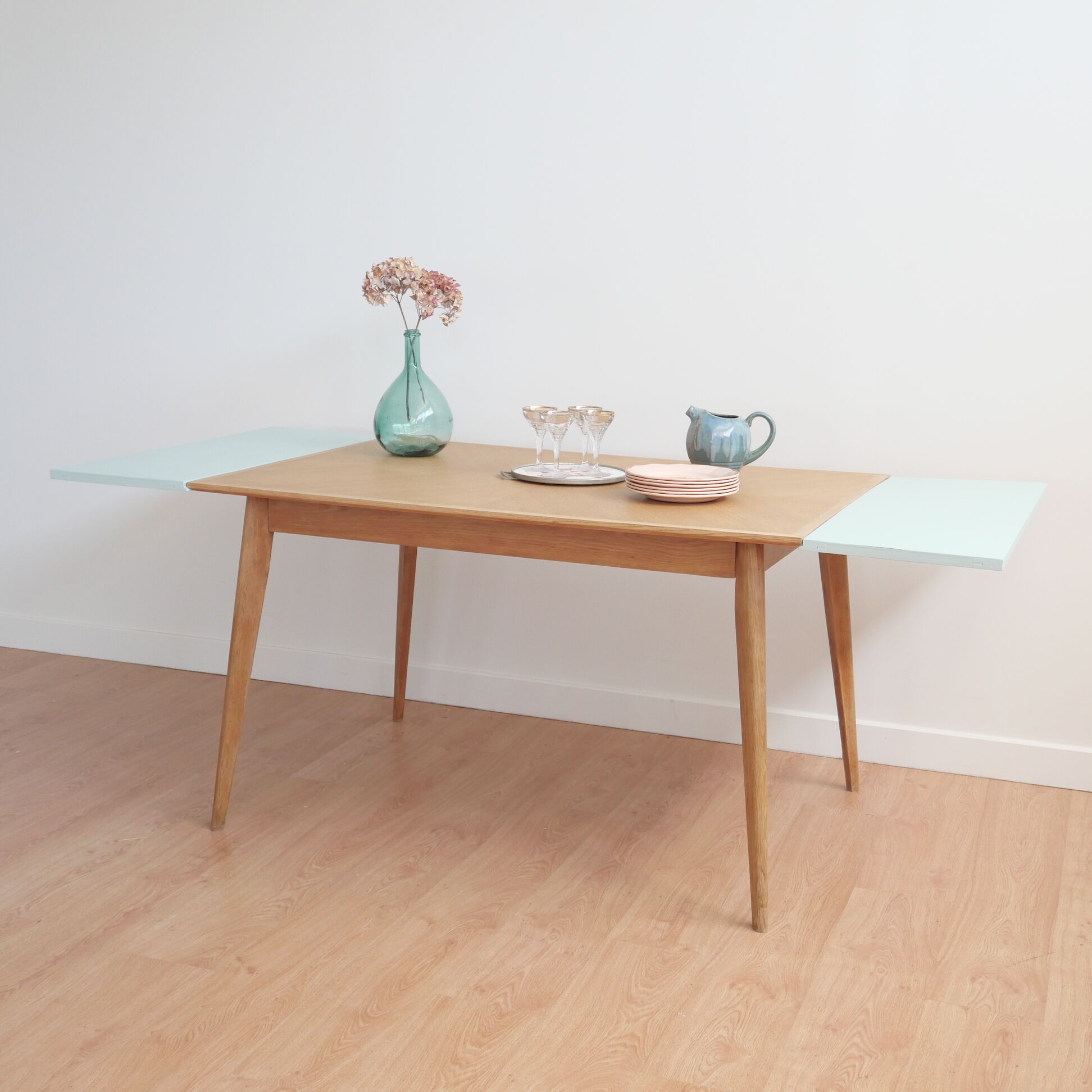 Table vintage compass feet