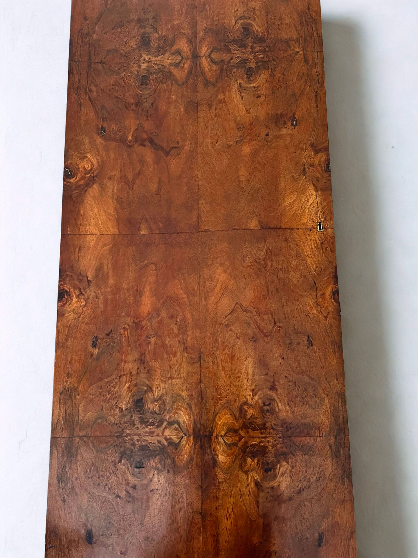 Armoire Art Déco ronce de noyer, marqueterie, portes galbées—années 30
