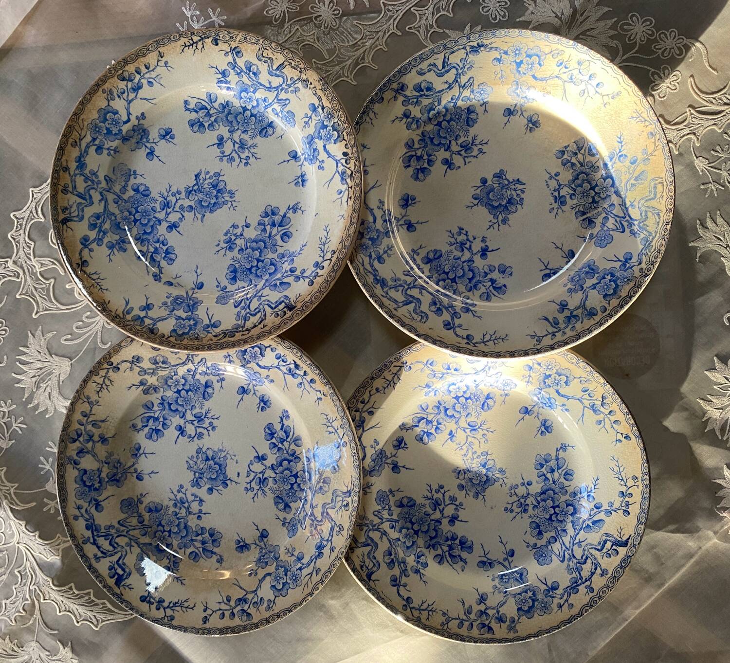 Set of 4 dessert plates in Gien ironstone, fleurette model.