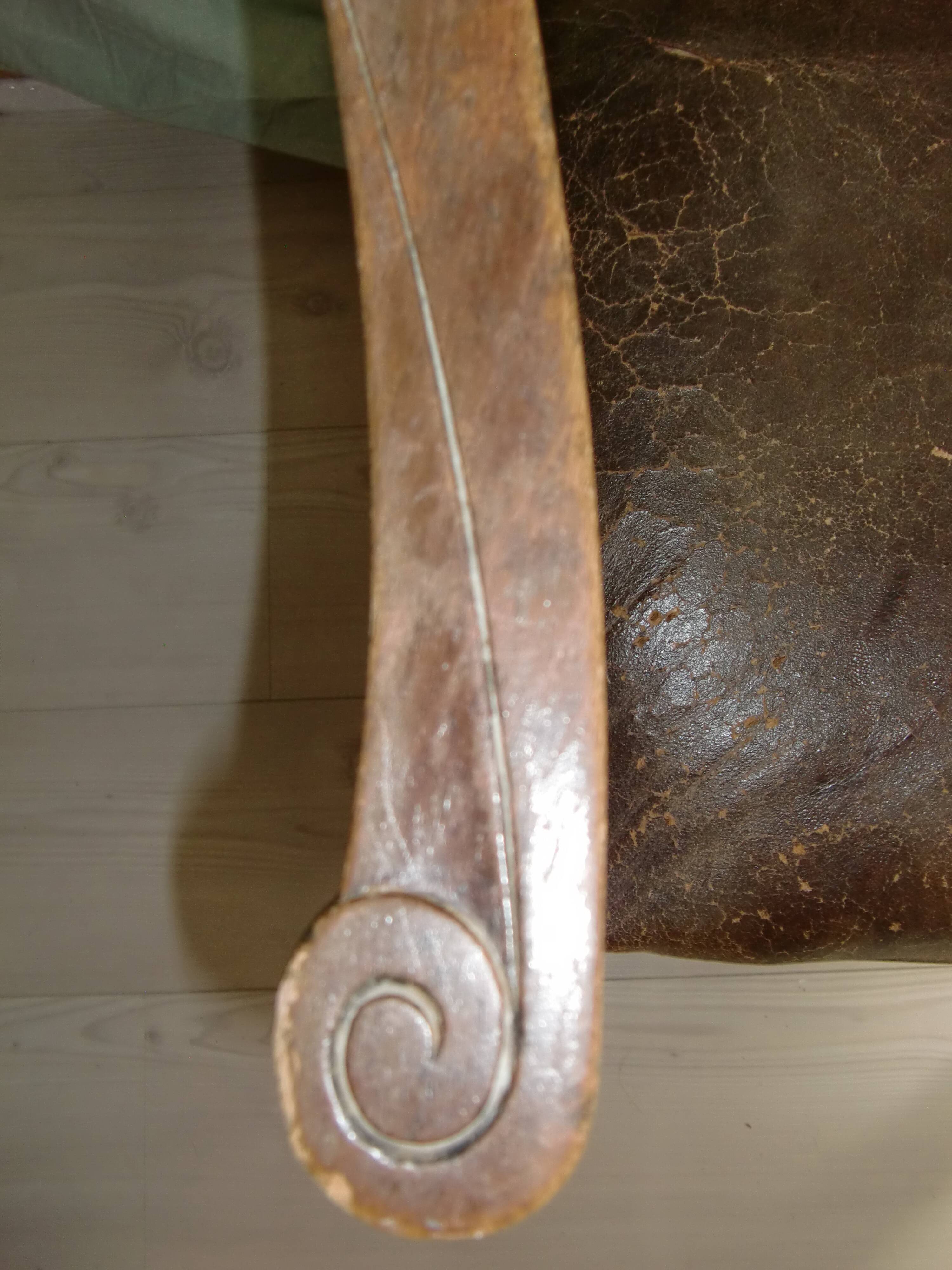 Fauteuil cabriolet très ancien & assise en cuir