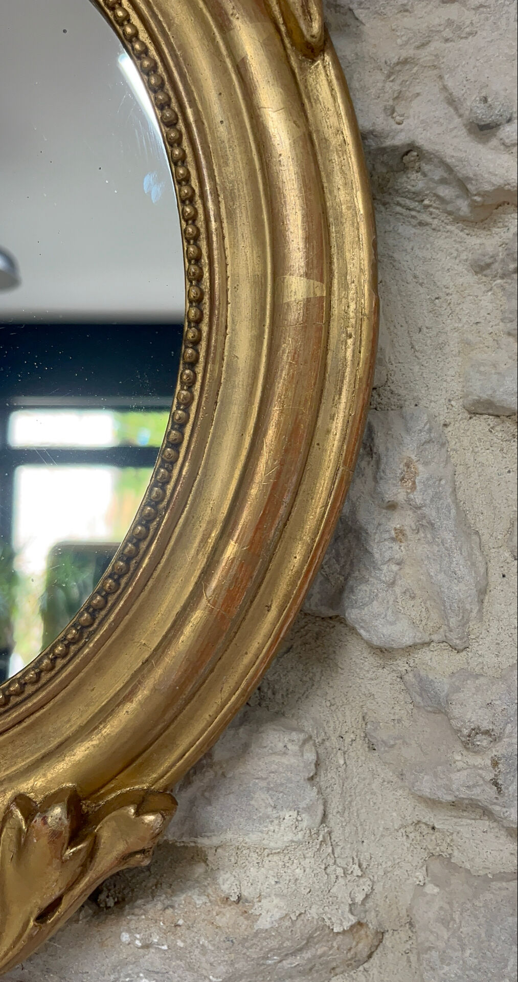 Miroir ovale à frontons Louis XVI et perlé 49,5/31cm feuille d’or 