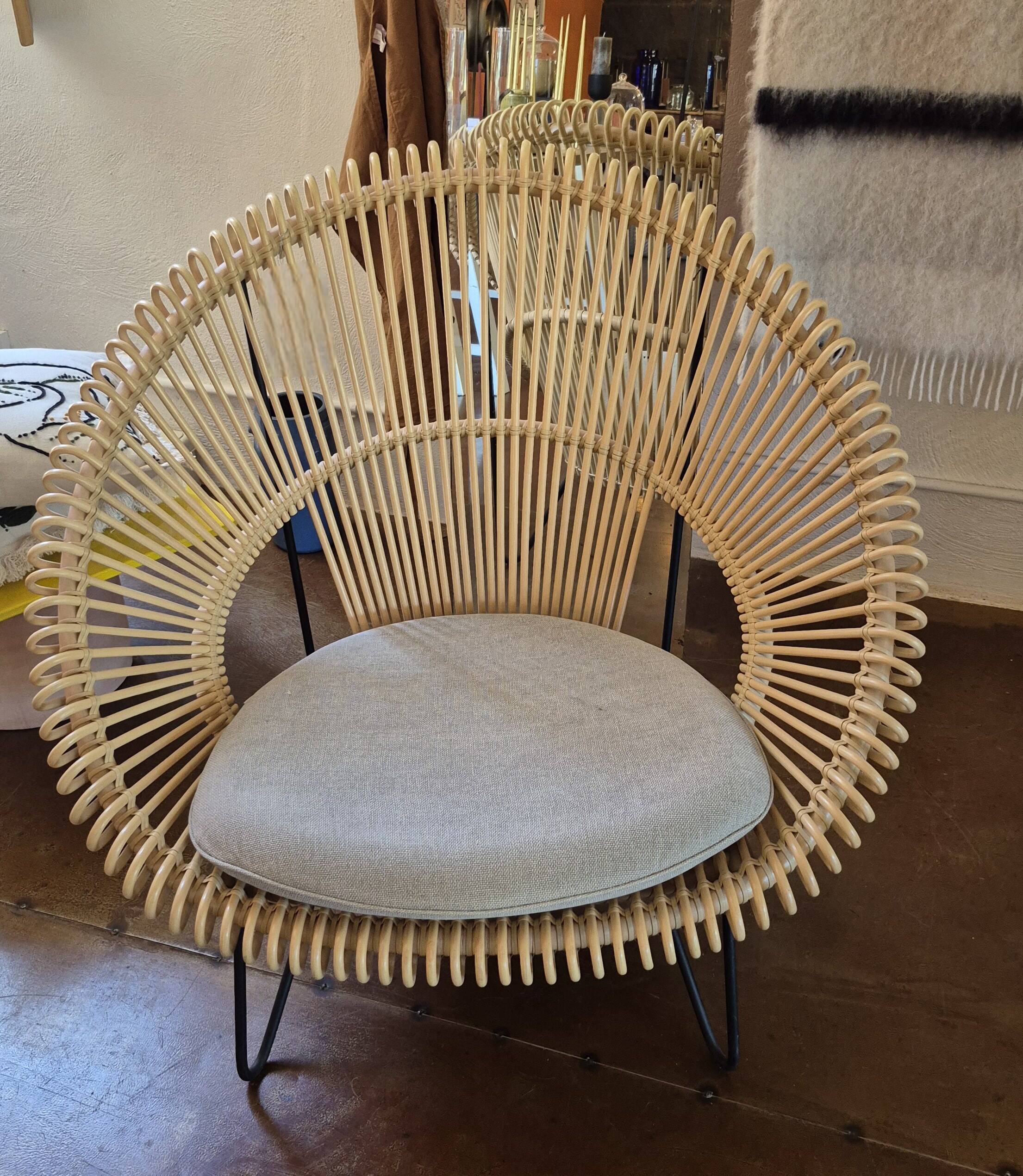 fauteuil en rotin et coussin d'assise