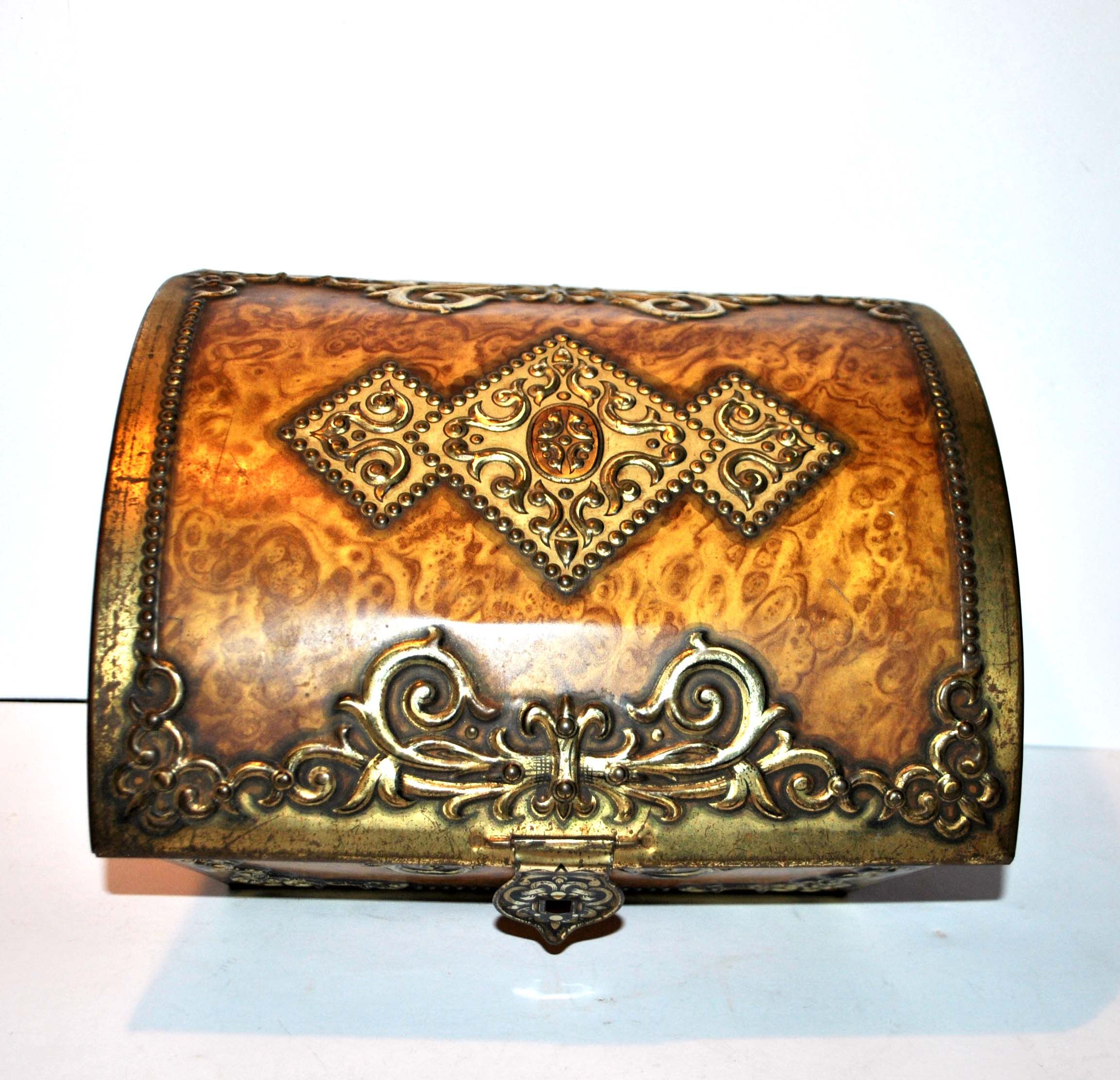 Antique biscuit box in golden sheet - Victoria metal box