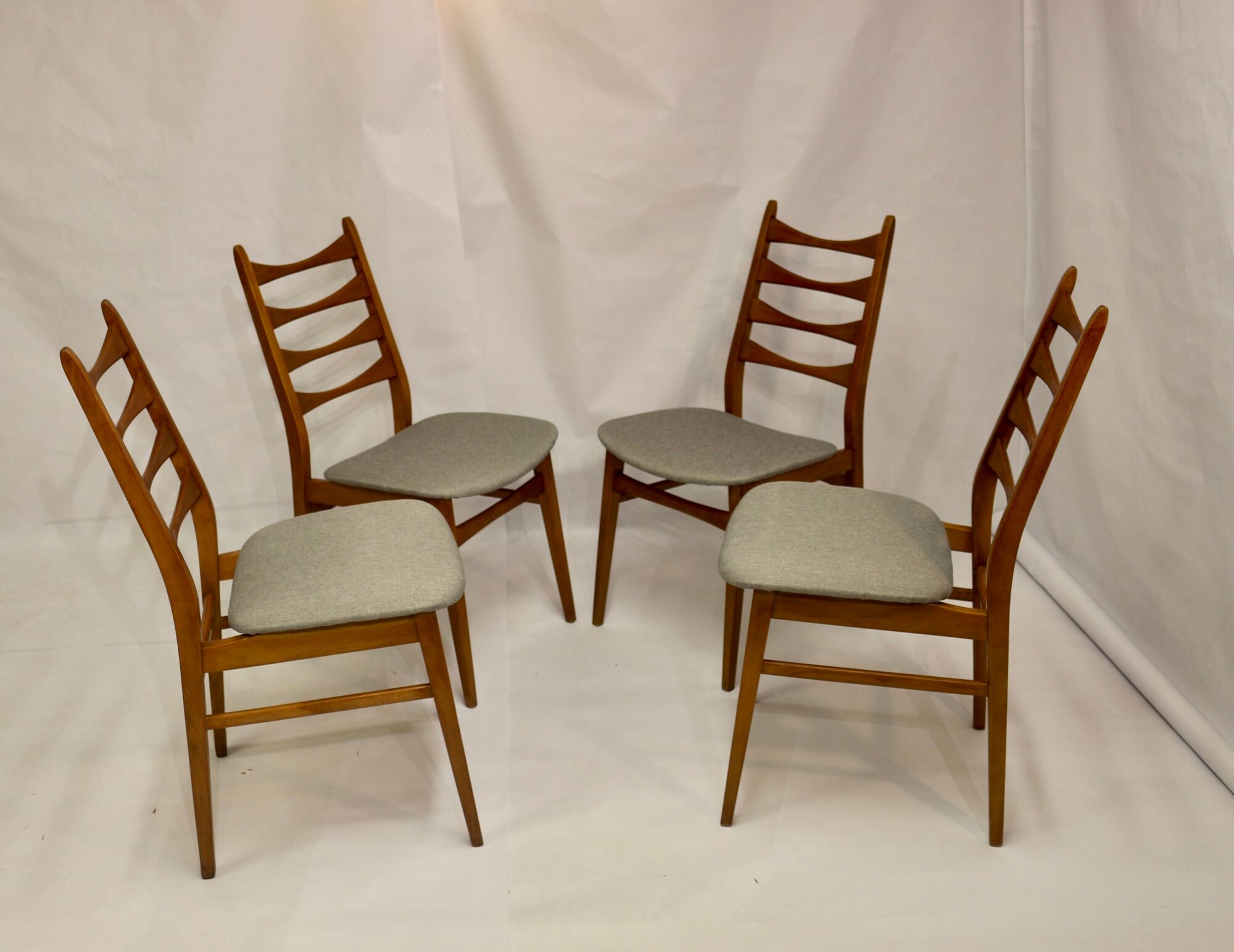 Set of 4 Scandinavian chairs year 50-60 restored anti-stain fabric gray cloud.