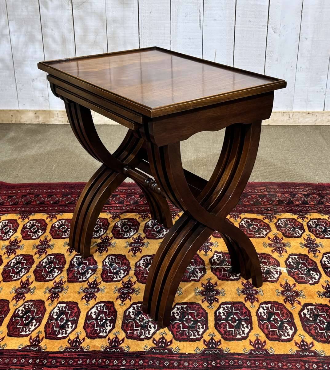 Suite de tables gigognes anglaises en acajou des années 1950