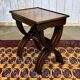 Suite de tables gigognes anglaises en acajou des années 1950