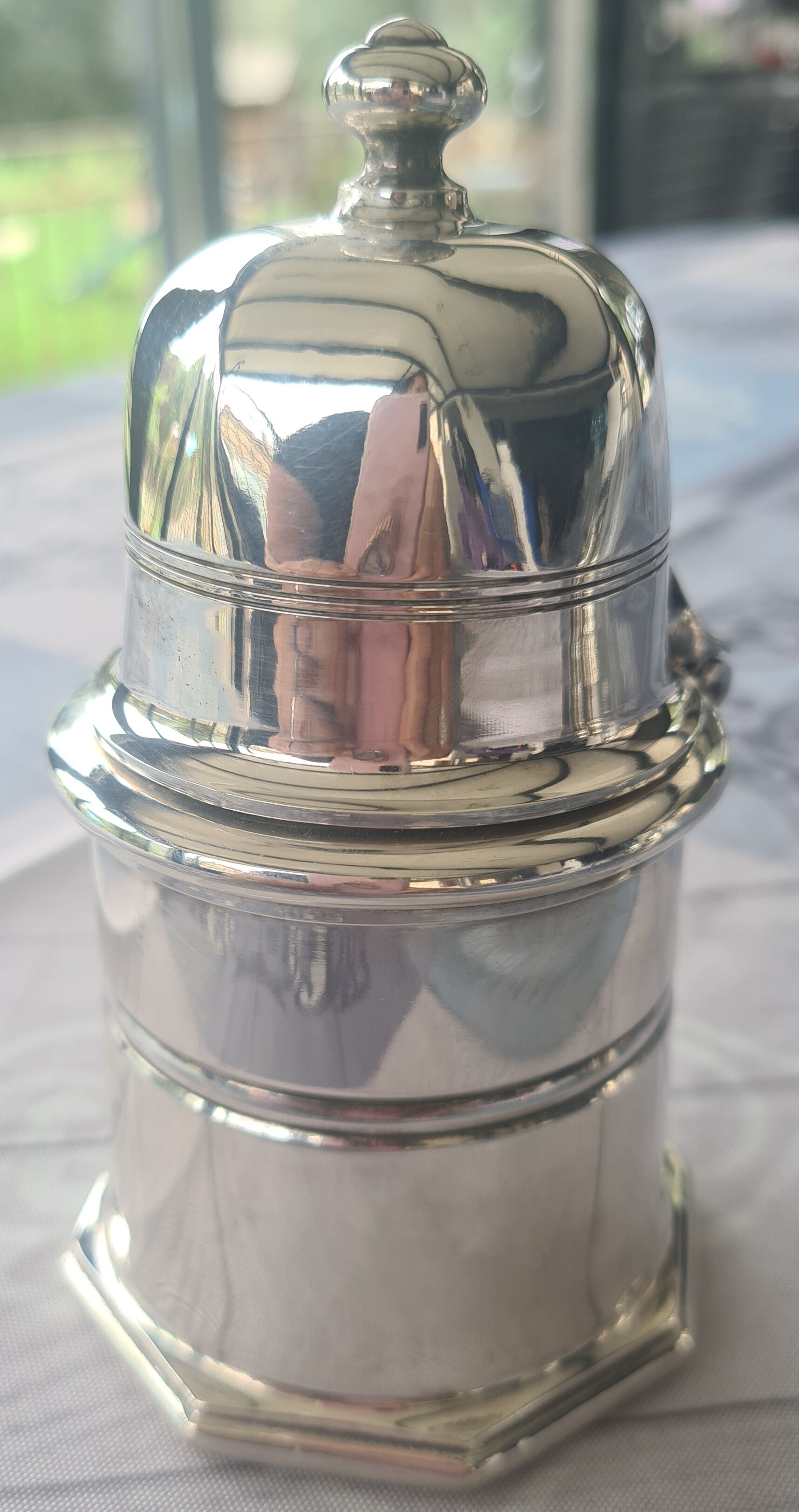 Table container from Christofle in silver-plated metal.