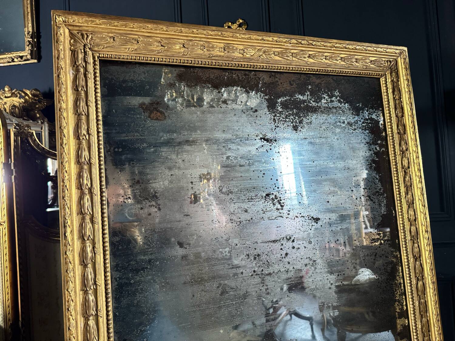 Paire De Miroirs Du Début Du XIXe En Bois Doré De Style Louis XVI