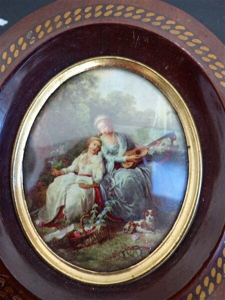 Oval medallion frame