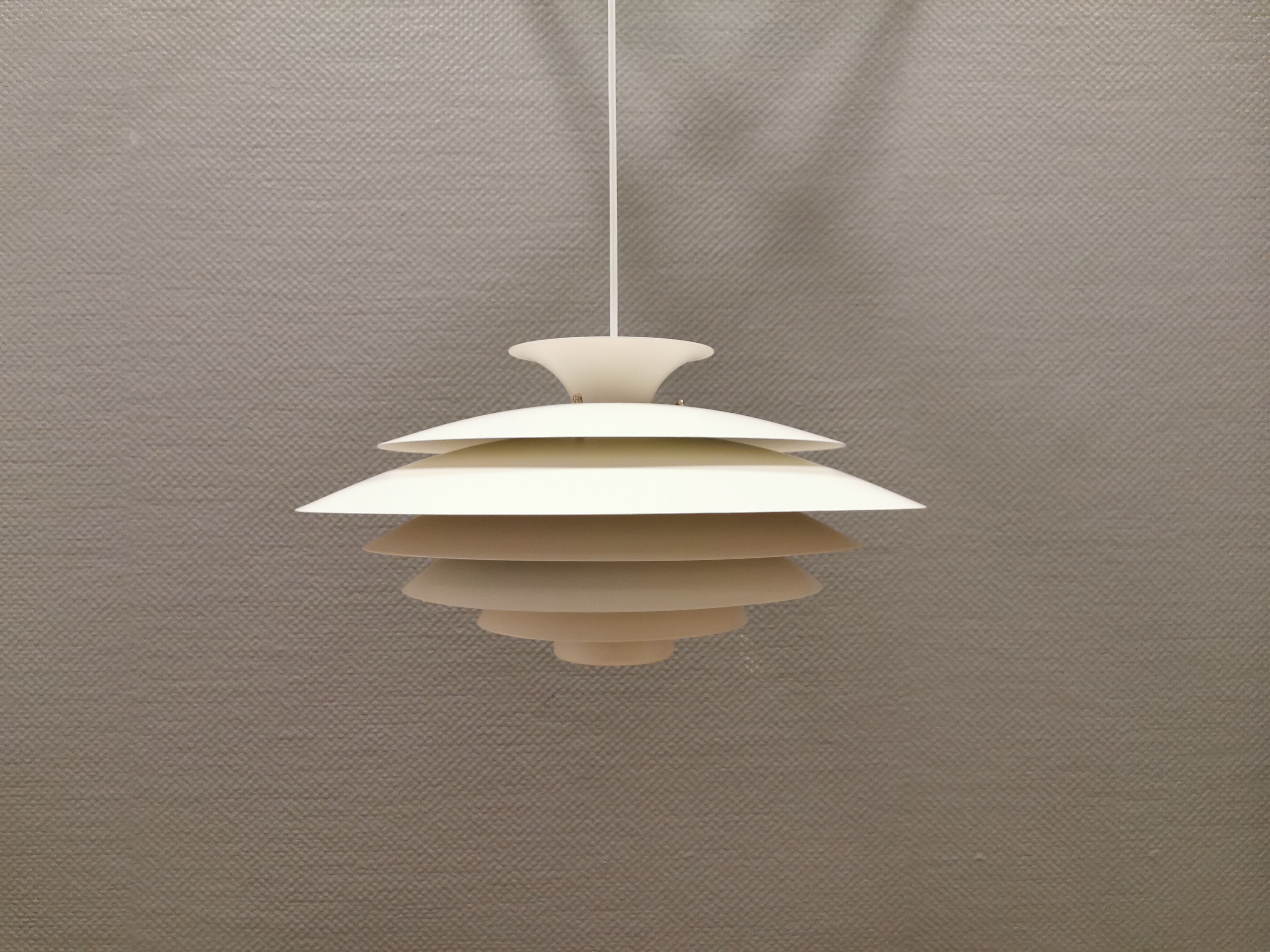 Suspension danoise de Form-Light estimée à partir des années 1980, métal laqué blanc
