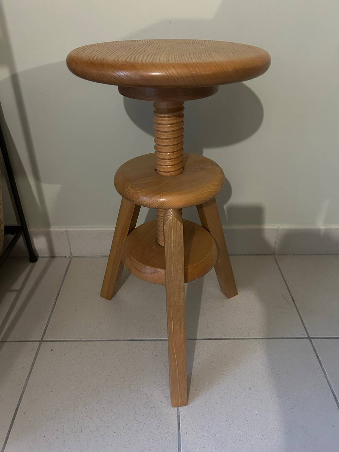Adjustable screw tripod stool