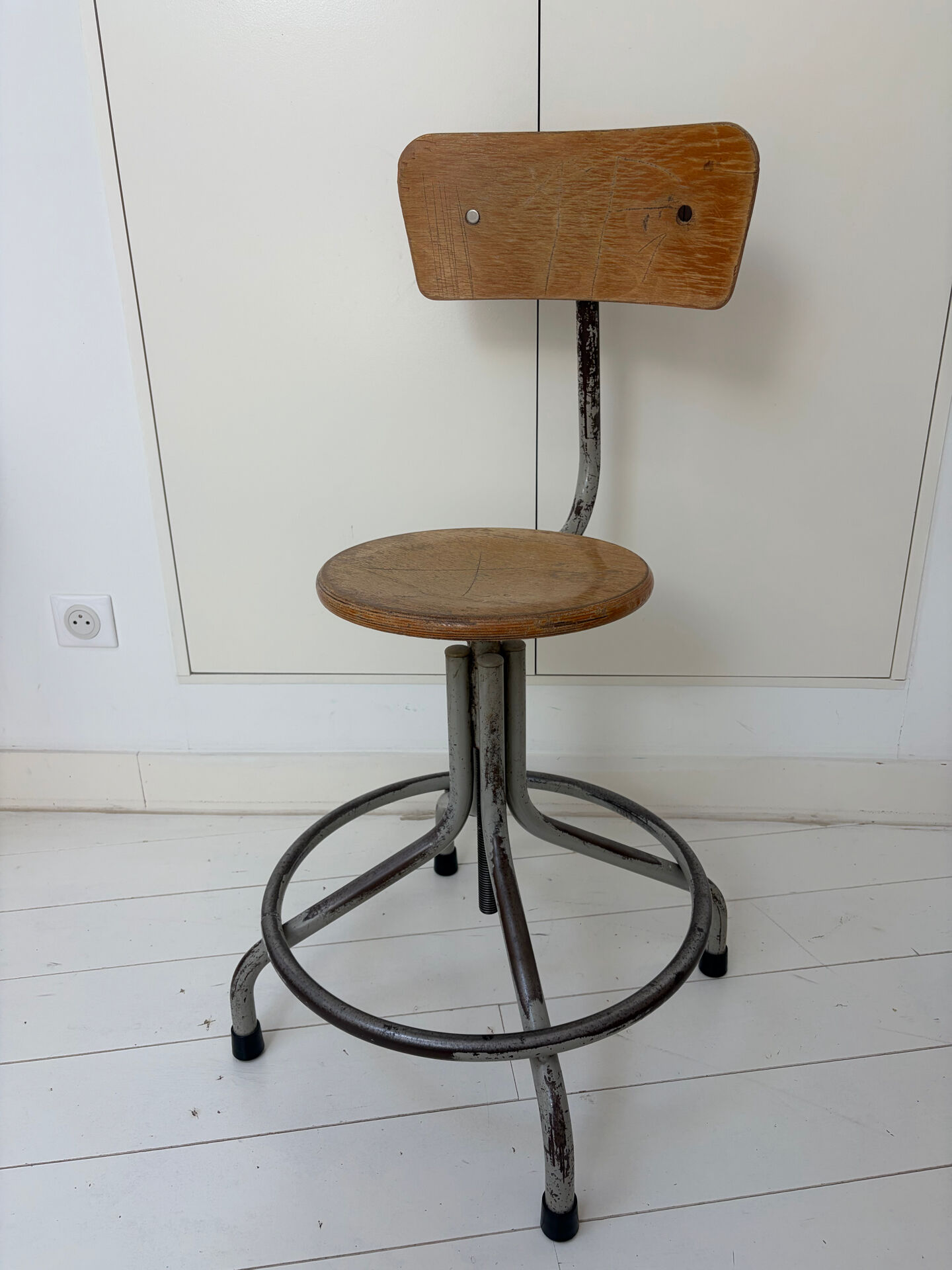 Vintage workshop chair in metal and wood, industrial style.