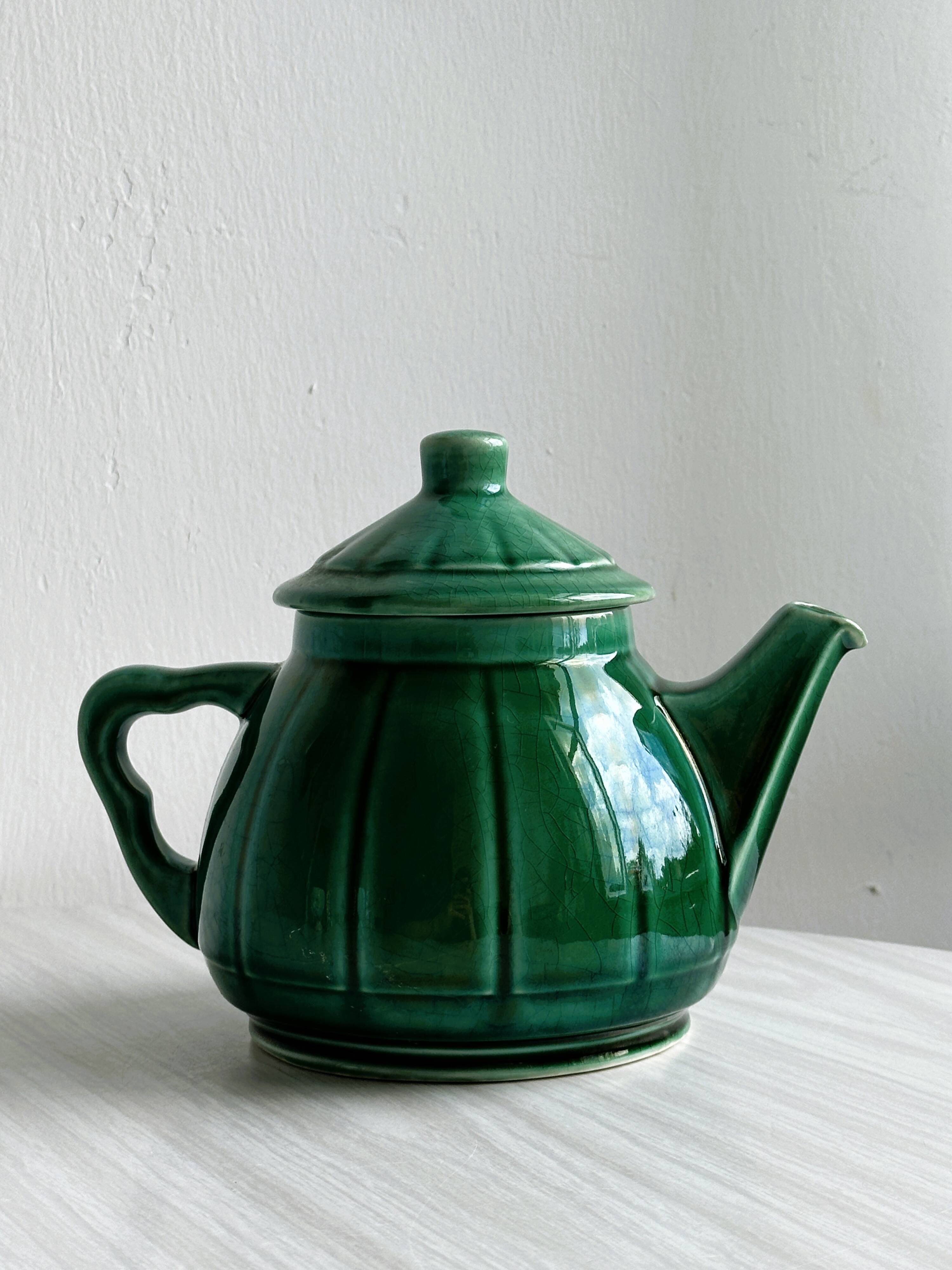 Ceramic teapot, bright green.