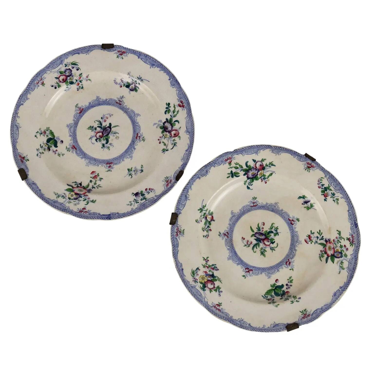 Antique earthenware plates with floral decoration from the 19th century.