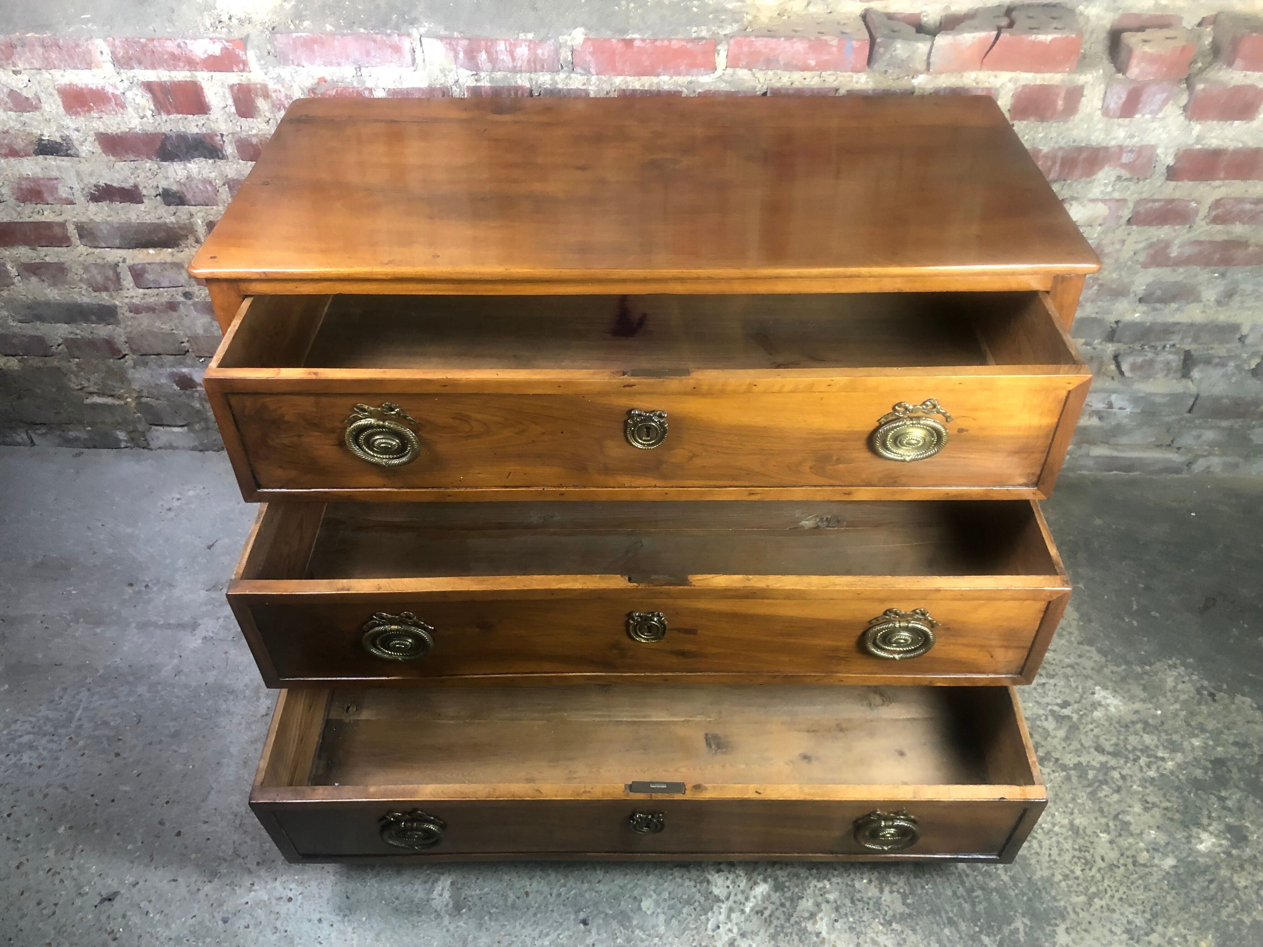 Commode époque Louis Philippe en noyer 3 tiroirs