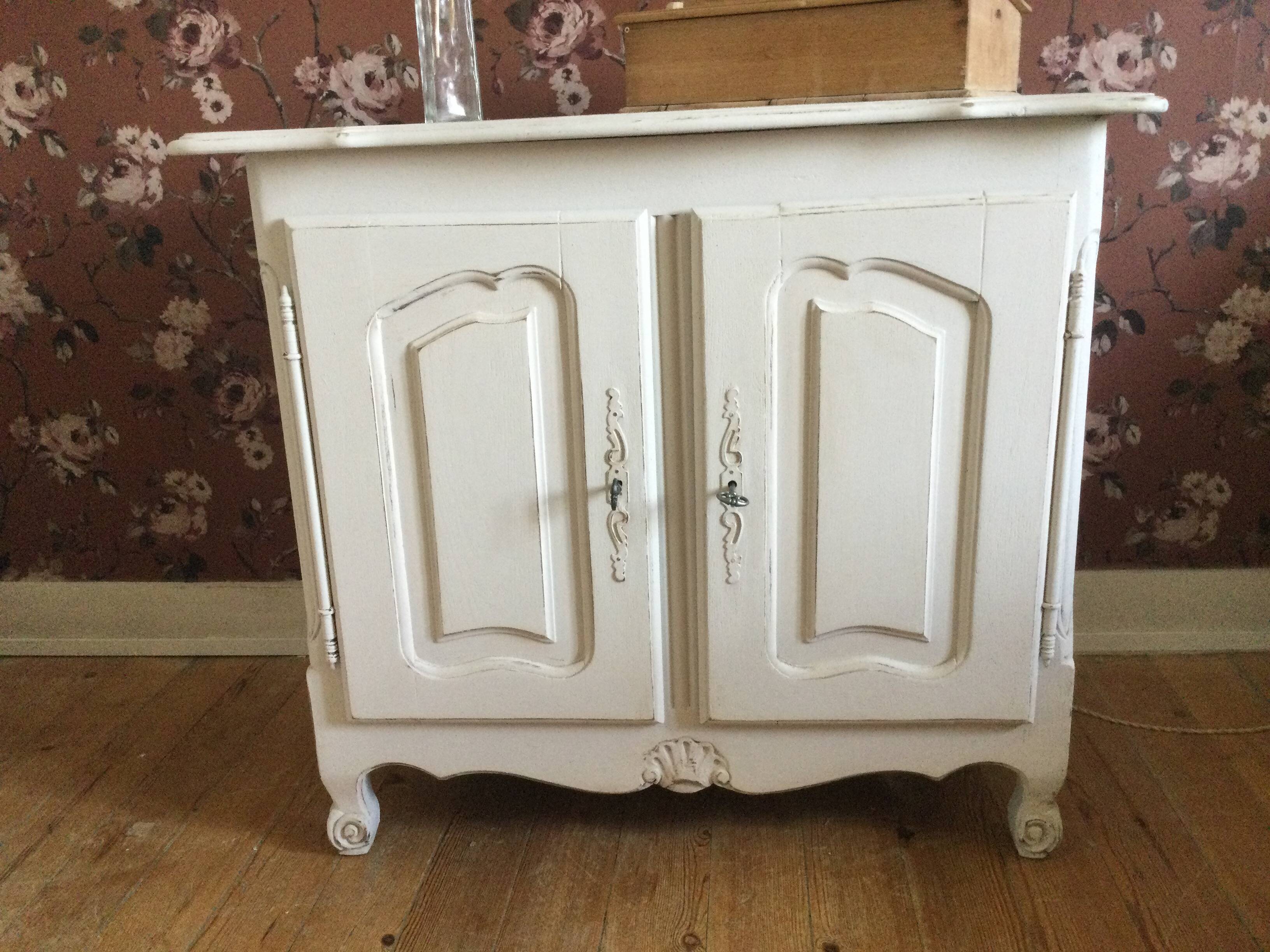 Small low cabinet with 2 doors
